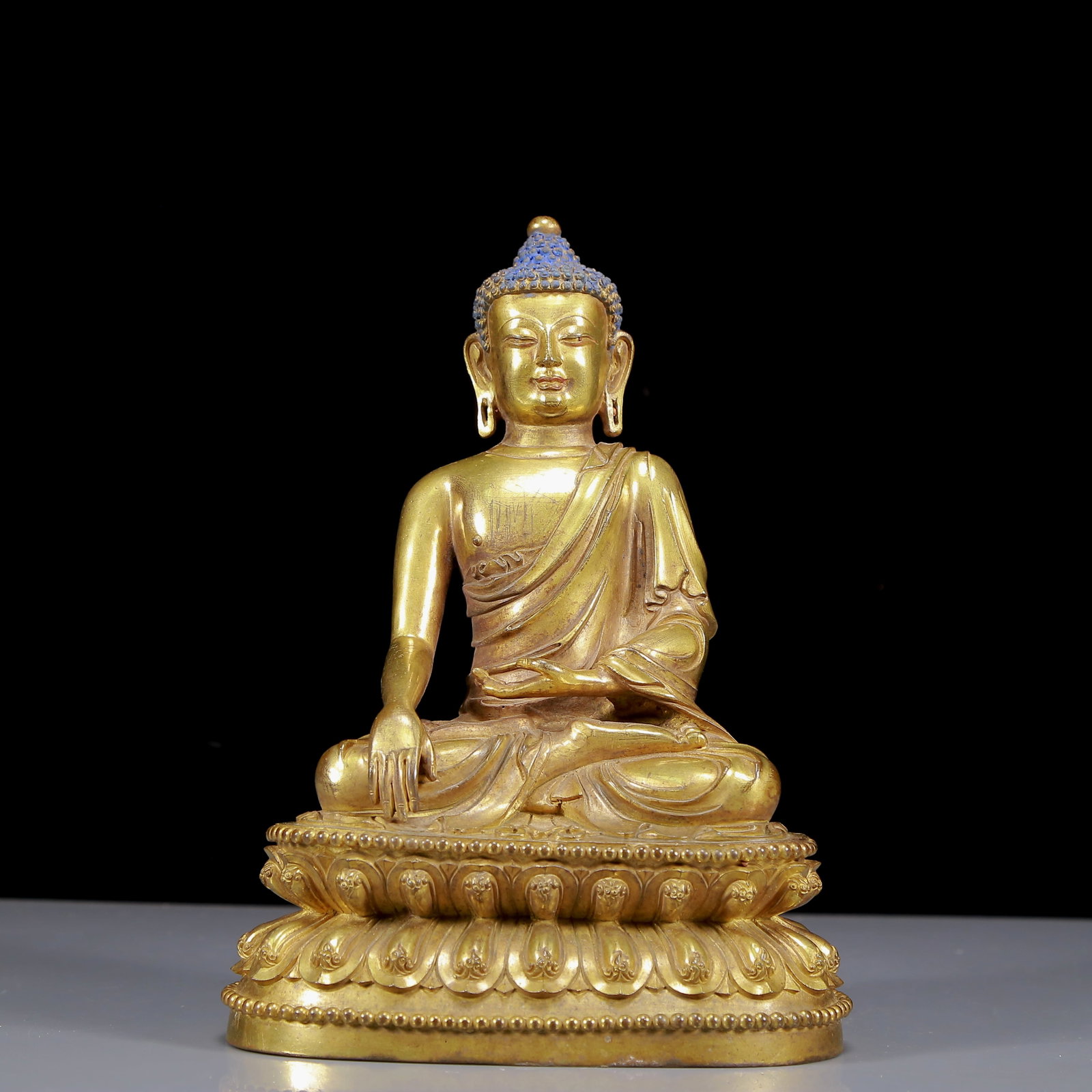 A Solemn Gilt Bronze Statue of Sakyamuni: A Solemn Gilt Bronze Statue of Sakyamuni,Ming Dynasty, China,Size:7.1inx4.7inx9.8in,Weight:3255g 铜鎏金释迦摩尼像，明代
