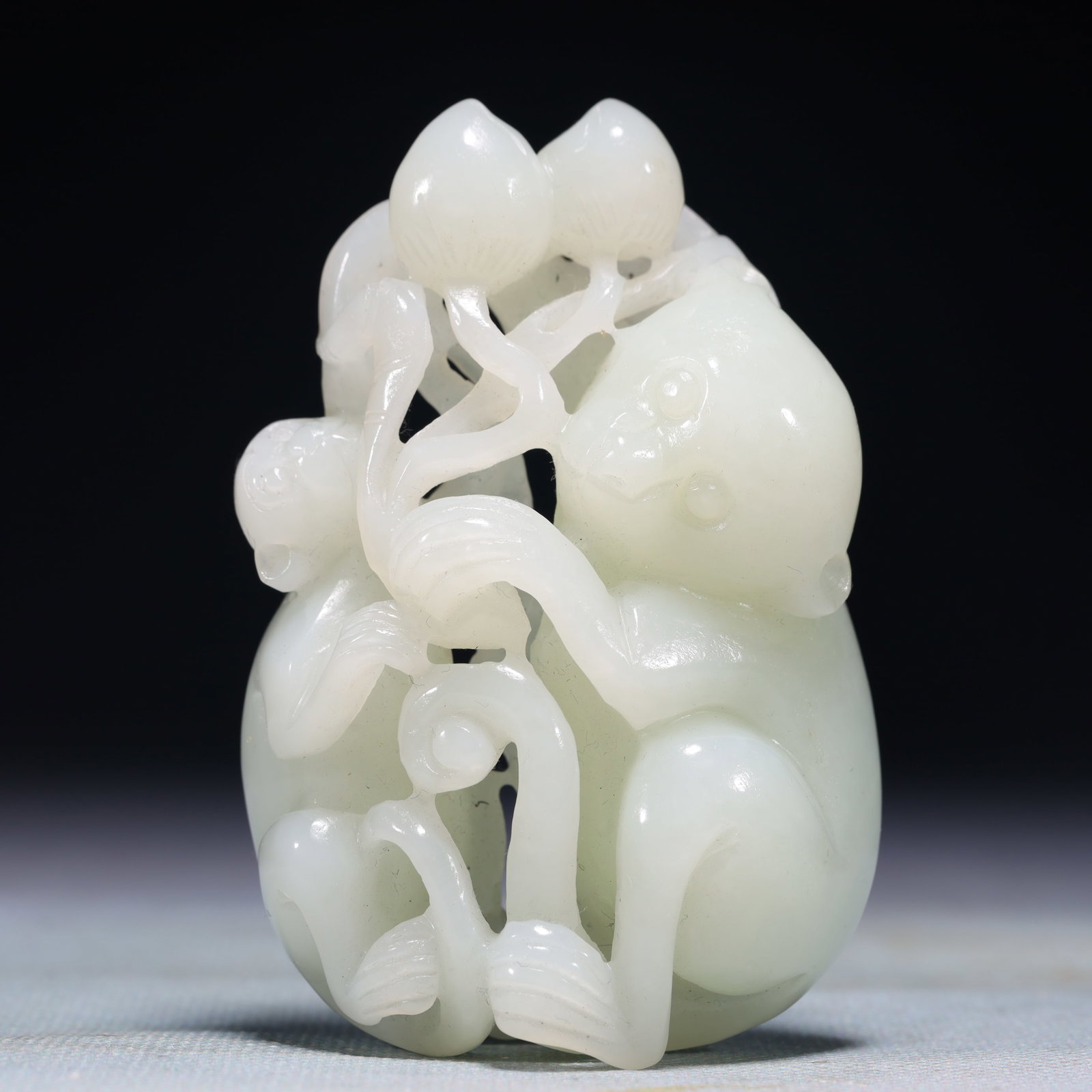 An Exquisite White Jade Monkey Ornament: An Exquisite White Jade Monkey Ornament,Qing Dynasty,China,Size:2inx1.2inx3.1in,Weight:177g 白玉猴子摆件,中国清代