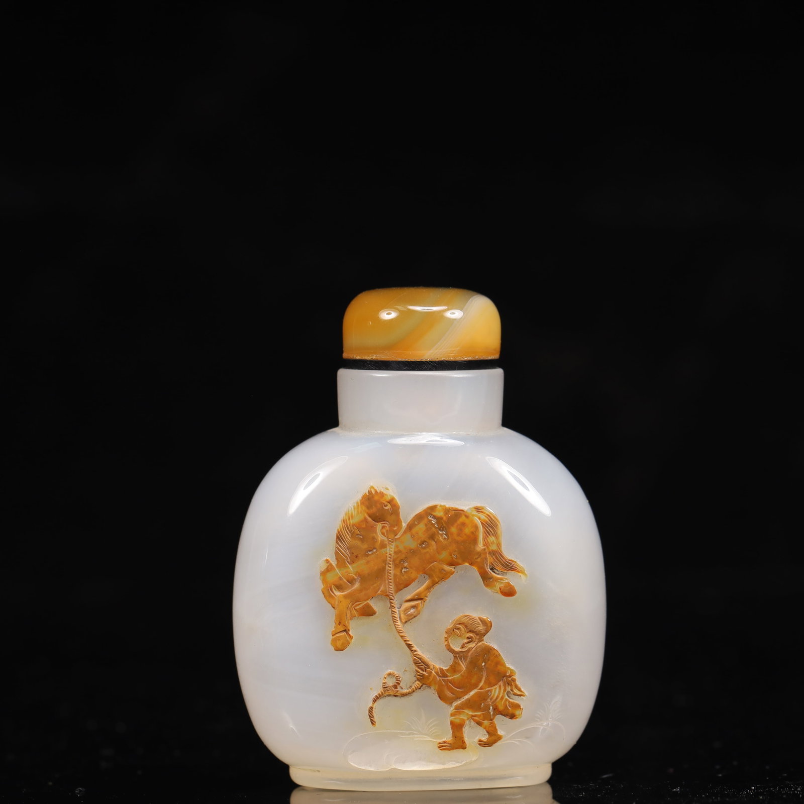 An Exquisite Agate Figure and Horse Pattern Snuff Bottle: An Exquisite Agate Figure and Horse Pattern Snuff Bottle,Qing Dynasty, China,Size:2.4inx1.2inx3.1in,Weight:91g 玛瑙人物马纹鼻烟壶,中国