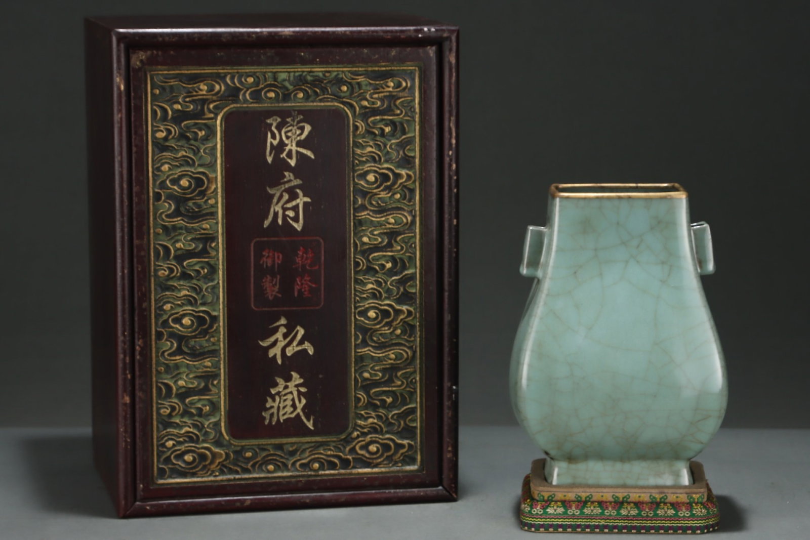 An Exquisite Guan yao Cover with Gold Double-Ears Vase,with an Imperial Poem by Emperor Qianlong: An Exquisite Guan yao Cover with Gold Double-Ears Vase,with an Imperial Poem by Emperor Qianlong,Song Dynasty,China,Size:8.3inx5.8in 官窑包金双耳瓶,带&#