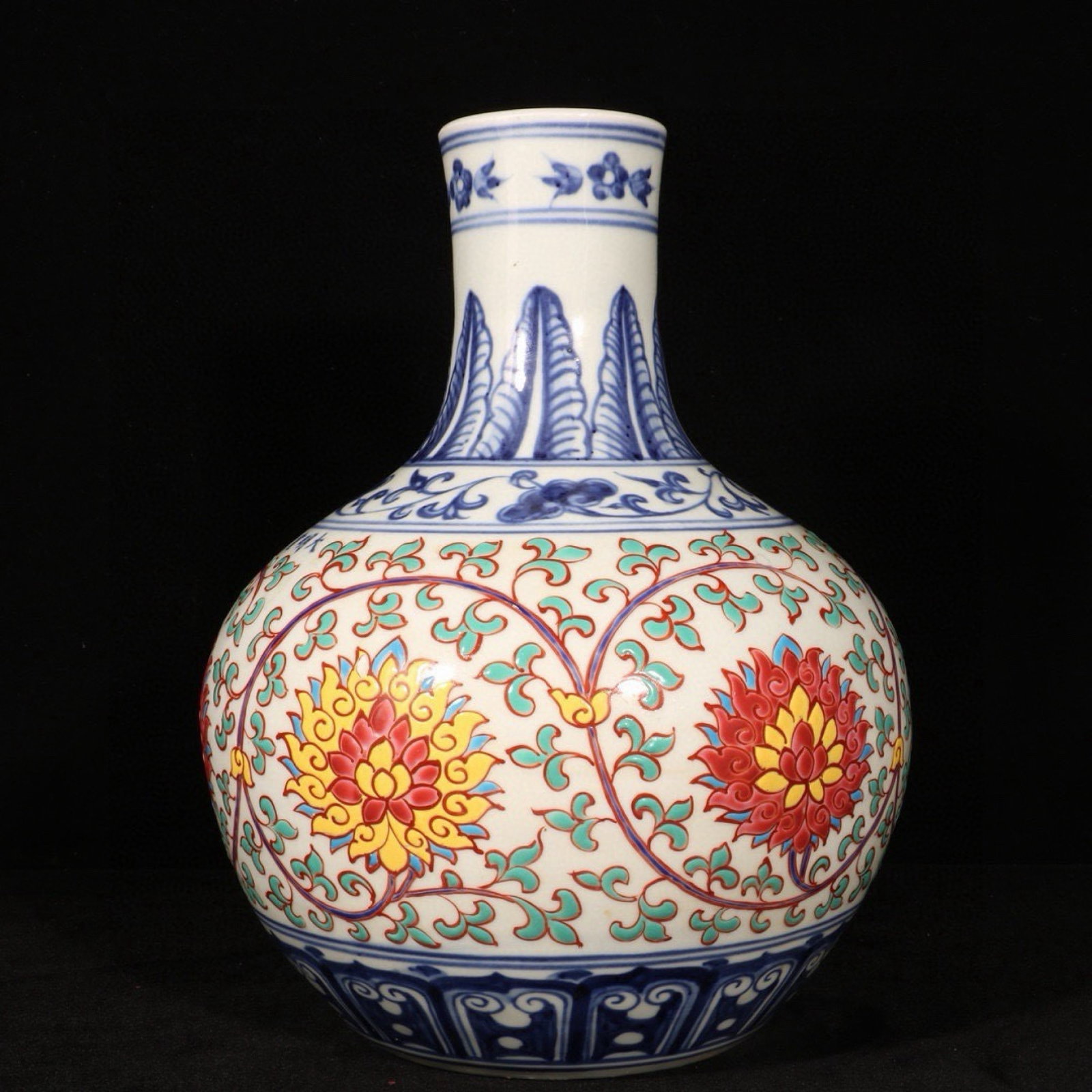 A Rare Wucai Lotus Pattern Vase - 5