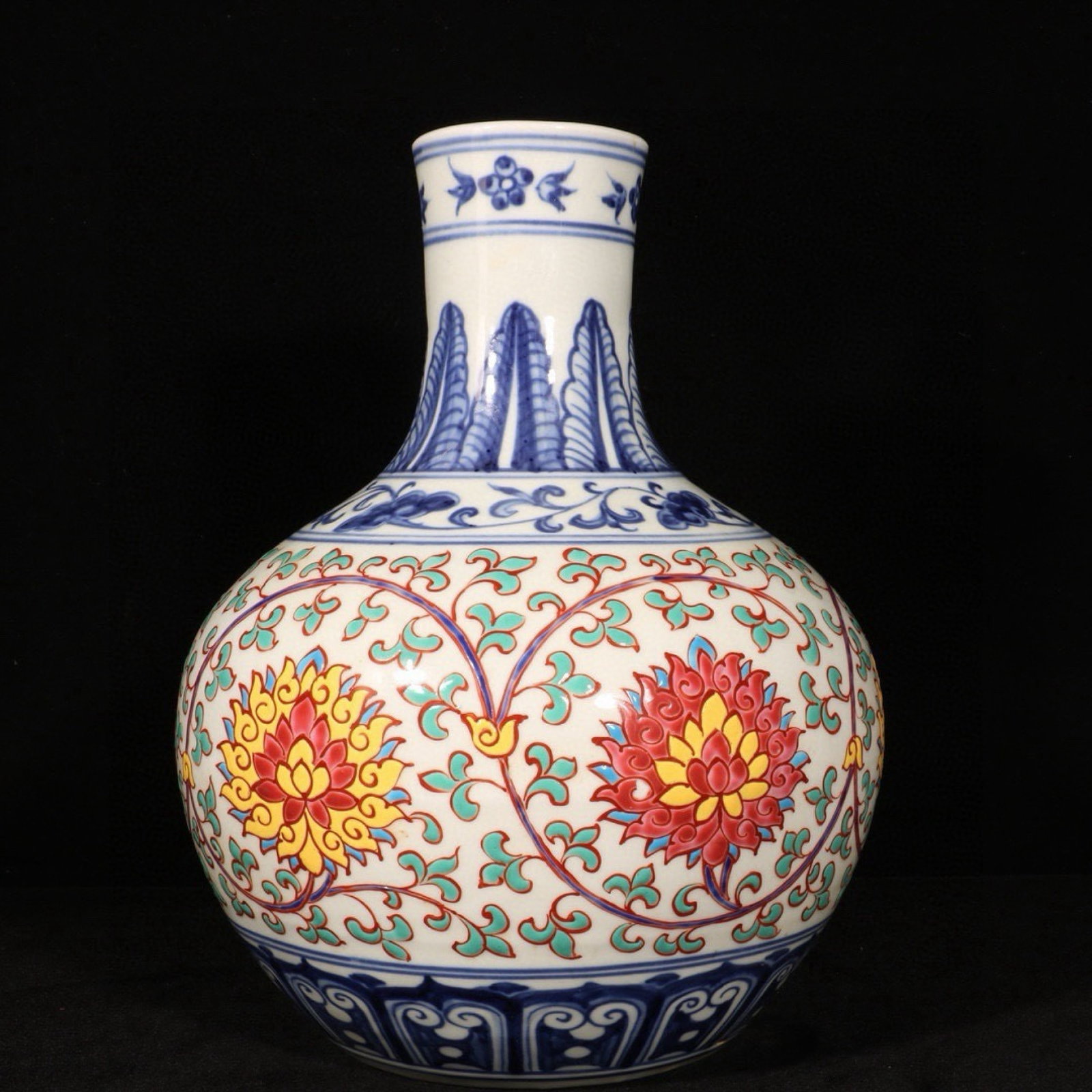 A Rare Wucai Lotus Pattern Vase - 6