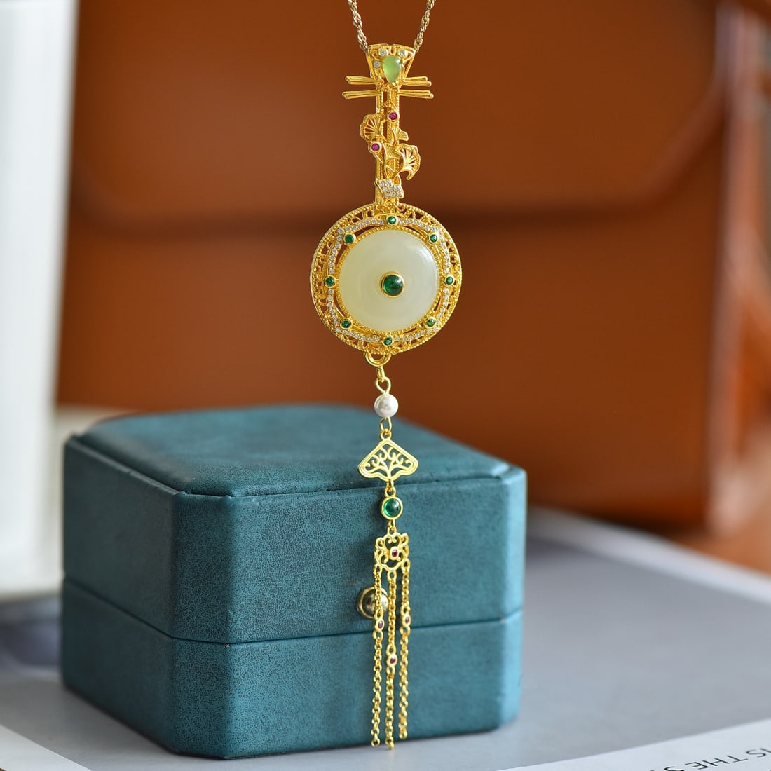 An Exquisite Sterling Silver-Gold Plated Inlaid White Jade Necklace,Inlaid Diamond: An Exquisite Sterling Silver-Gold Plated Inlaid White Jade Necklace,Inlaid Diamond,Size:18mmx18mm 纯银镀金镶白玉项链,