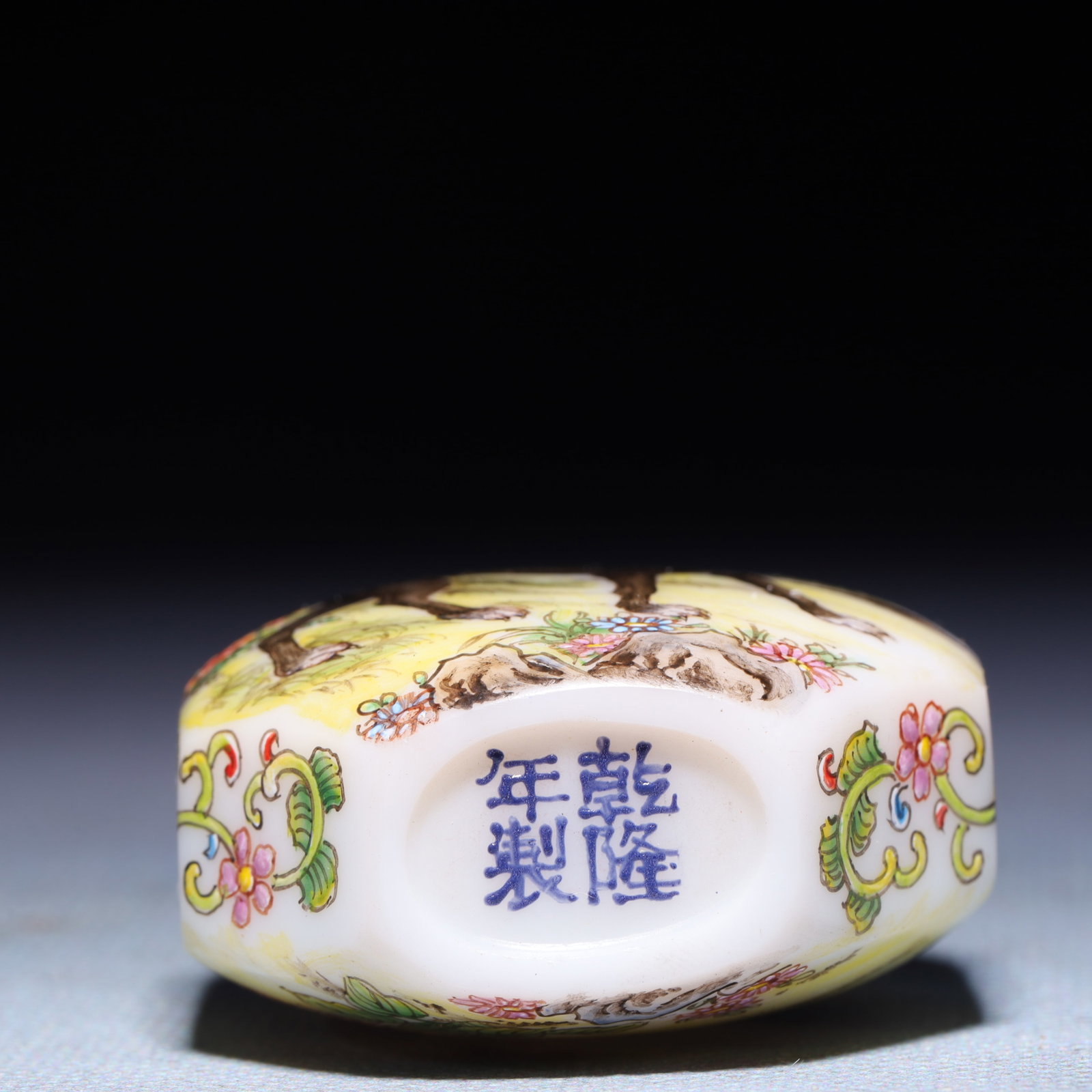 An Exquisite Glass Dog Pattern Snuff Bottle - 8
