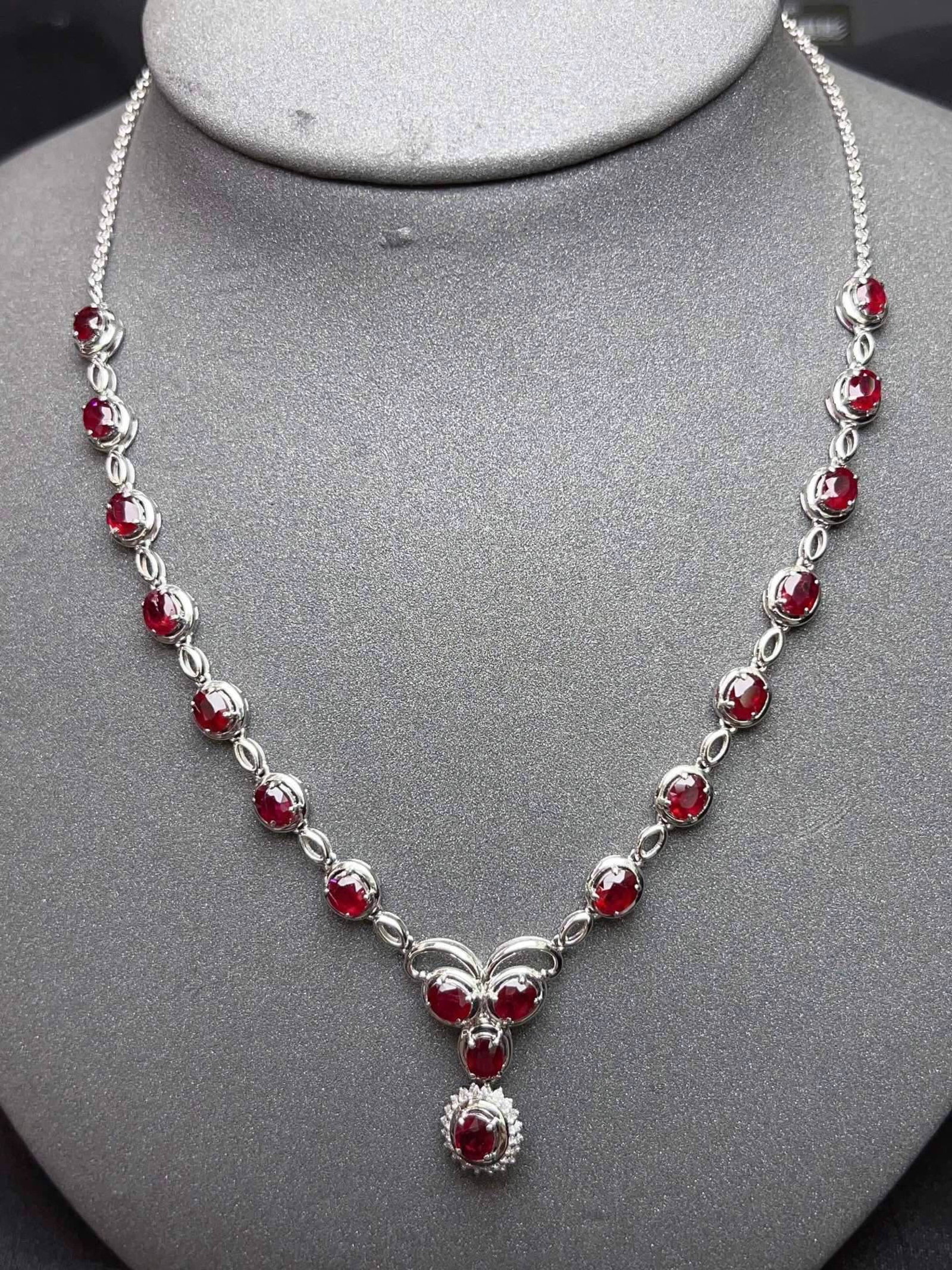 A Exquisite 18k Gold Inlaid 4.88ct Natural Ruby Necklace,Inlaid Diamond: A Exquisite 18k Gold Inlaid 4.88ct Natural Ruby Necklace,Inlaid Diamond,Total Weight:6.76g 18k金镶 4.88ct 天然红宝石项链,嵌钻石