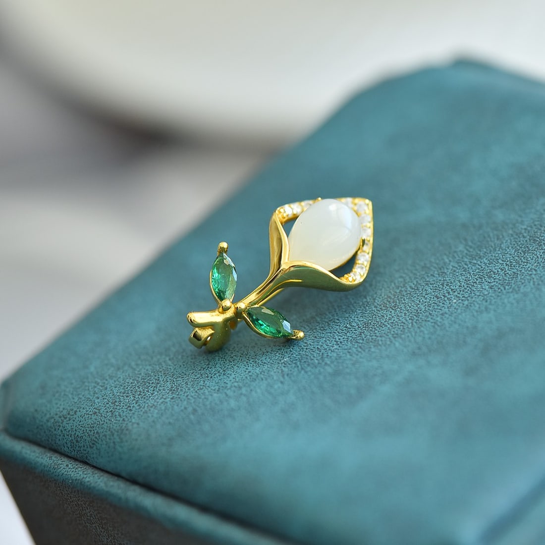 An Exquisite Sterling Silver-Gold Plated Inlaid White Jade Brooch,Inlaid Diamond: An Exquisite Sterling Silver-Gold Plated Inlaid White Jade Brooch,Inlaid Diamond,Size:6mmx8mm 纯银镀金镶白玉胸针,