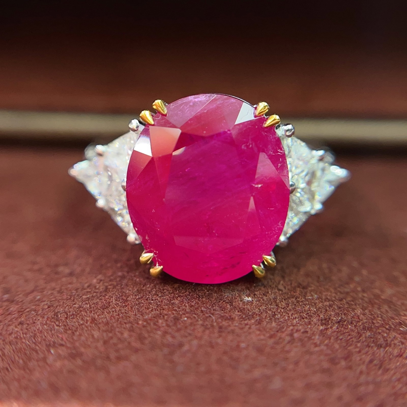 A Exquisite 18k Gold Inlaid 10.06ct Natural Ruby and 1.263ct Diamond Ring: A Exquisite 18k Gold Inlaid 10.06ct Natural Ruby and 1.263ct Diamond Ring,Total Weight:7.30g 18k金镶 10.06ct 天然红宝石和 1.263ct 钻石ৎ