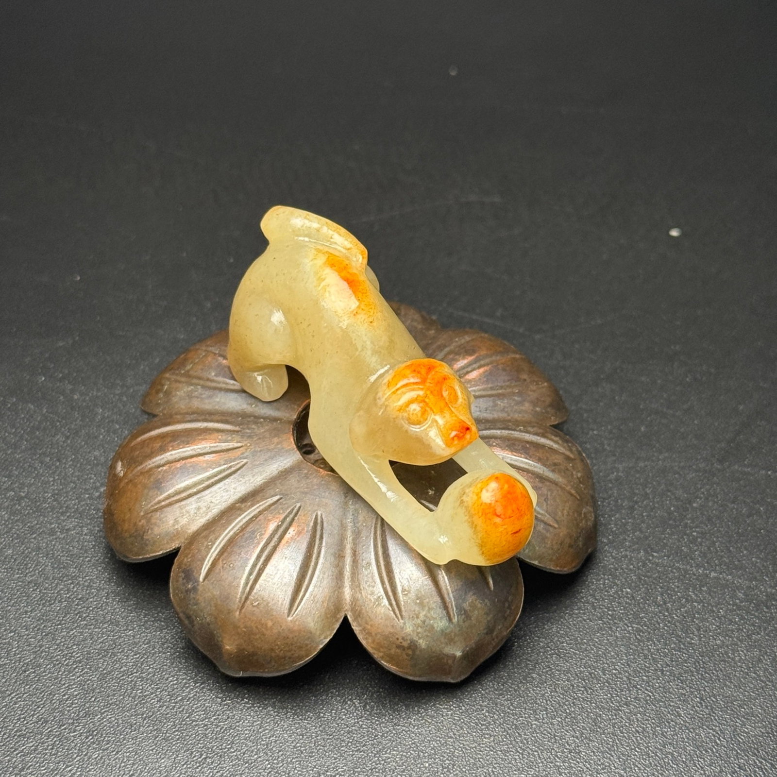 An Exquisite White Jade Monkey and Peach Pendant: An Exquisite White Jade Monkey and Peach Pendant,Qing Dynasty,China,Size:50mmx18mmx23mm,Weight:23g 白玉猴桃挂件,中国清代