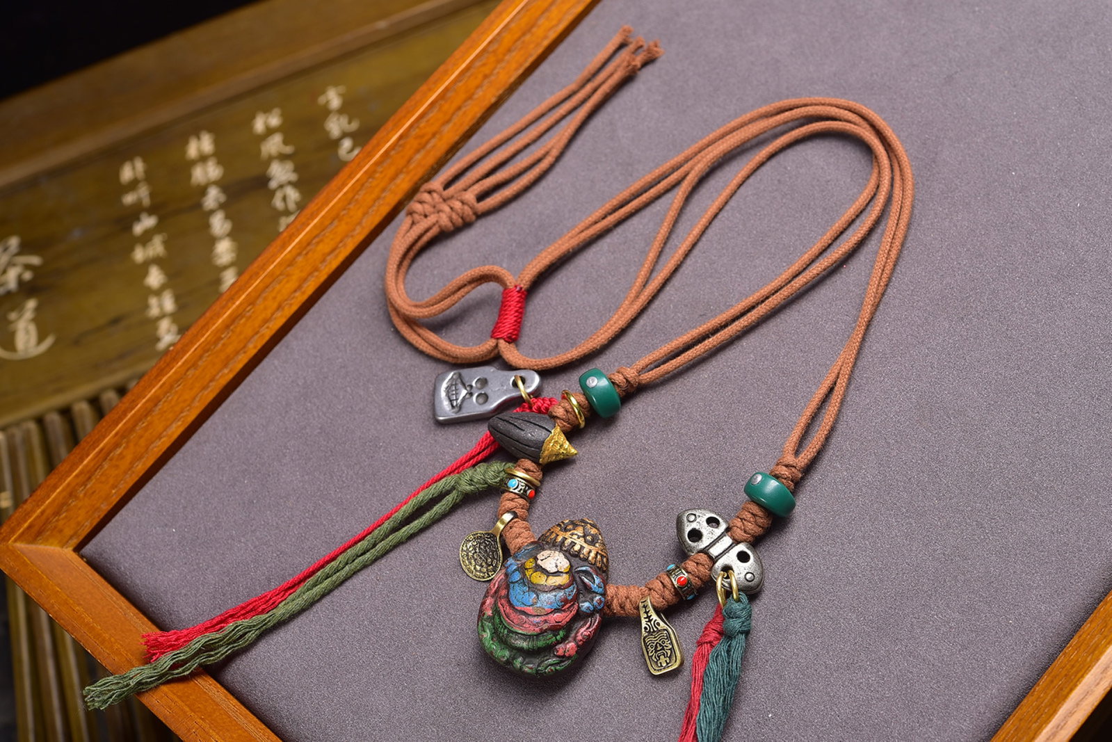 An Exquisite Painted Color Pendant: An Exquisite Painted Color Pendant,Size:38.5mmx27.8mm,Weight:43.8g 彩绘吊坠