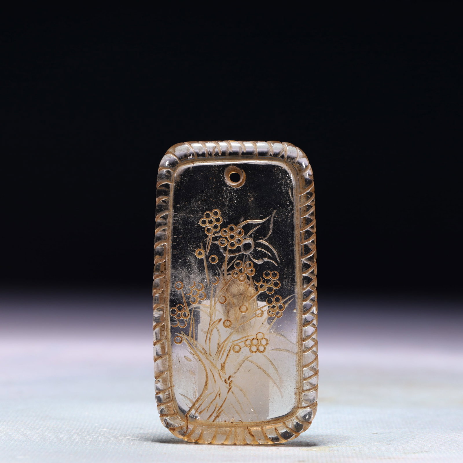 An Exquisite Crystal Flower Pattern Pendant: An Exquisite Crystal Flower Pattern Pendant,Qing Dynasty,China,Size:1.6inx3.1in,Weight:61.3g 水晶花卉纹挂件,中国清代