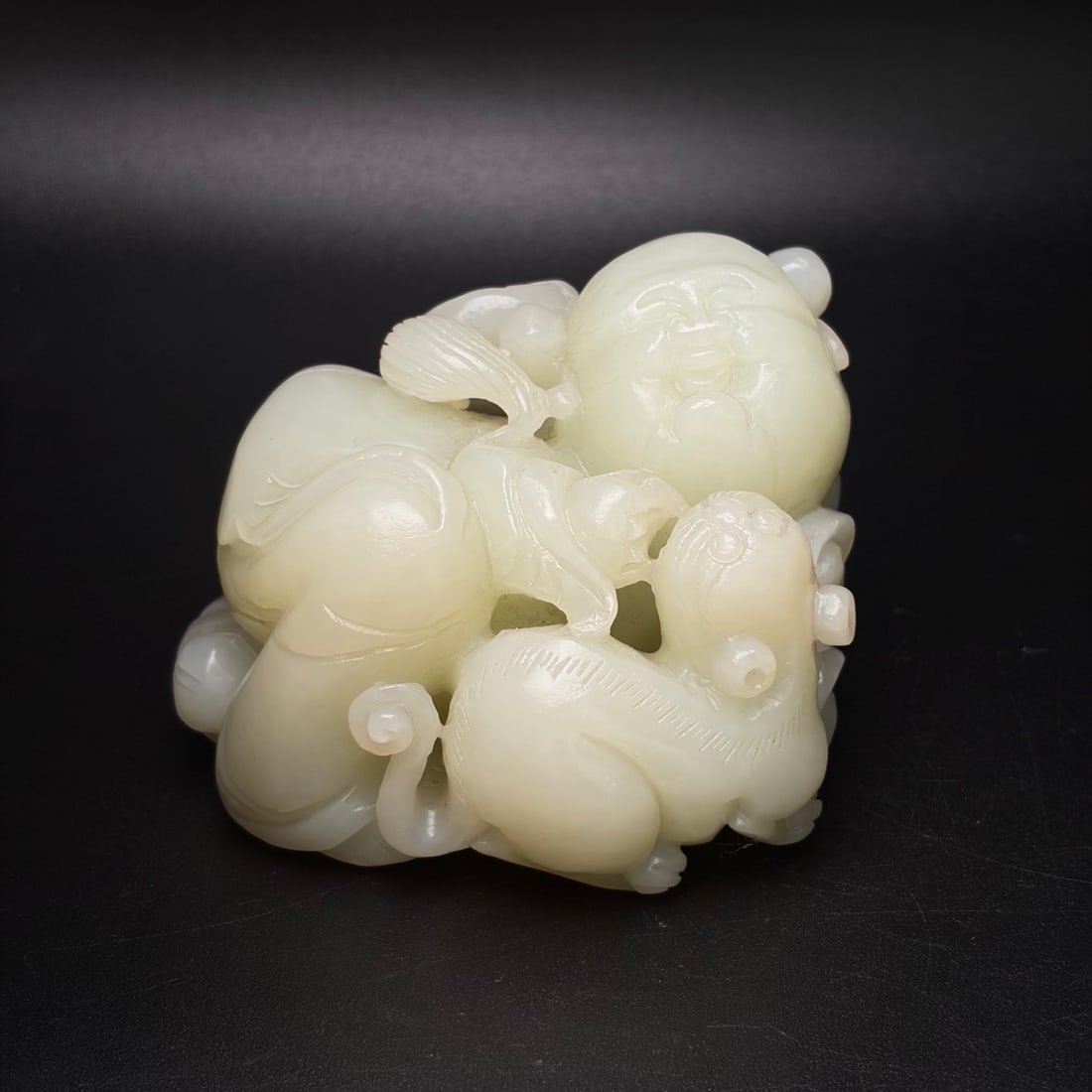 An Exquisite White Jade Pendant Figure Auspicious Beast Hand Piece: An Exquisite White Jade Pendant Figure Auspicious Beast Hand Piece,Qing Dynasty,China,Size:82mmx72mmx60mm,Weight:473g