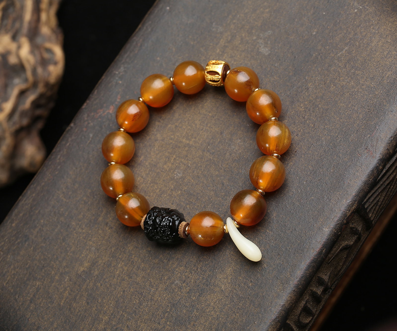 An Exquisite Bracelets,With Agate (1 of 4)