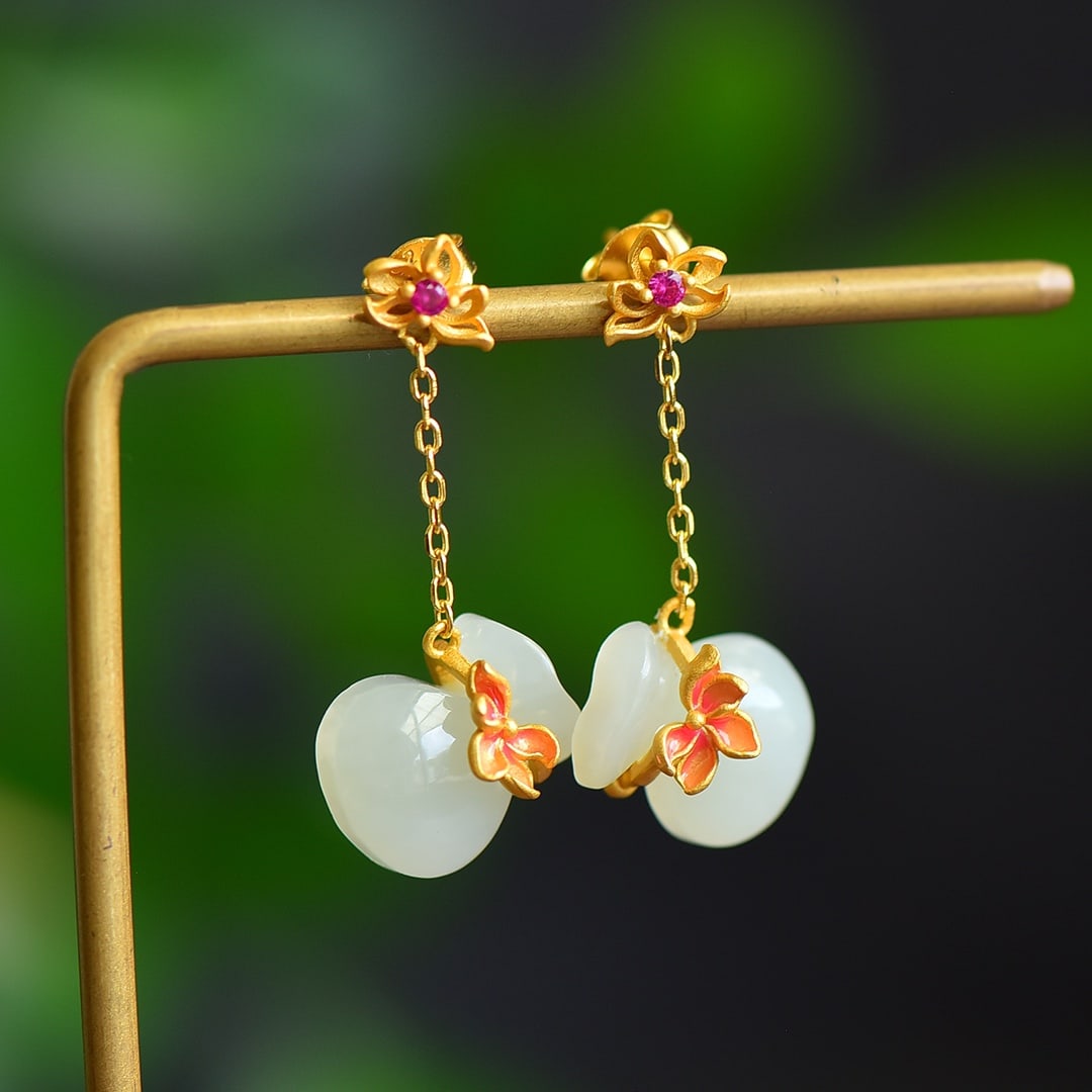 A Pair of Exquisite Sterling Silver-Gold Plated Inlaid White Jade Earrings: A Pair of Exquisite Sterling Silver-Gold Plated Inlaid White Jade Earrings,Size:11mmx13mm 一对纯银镀金镶白玉耳环