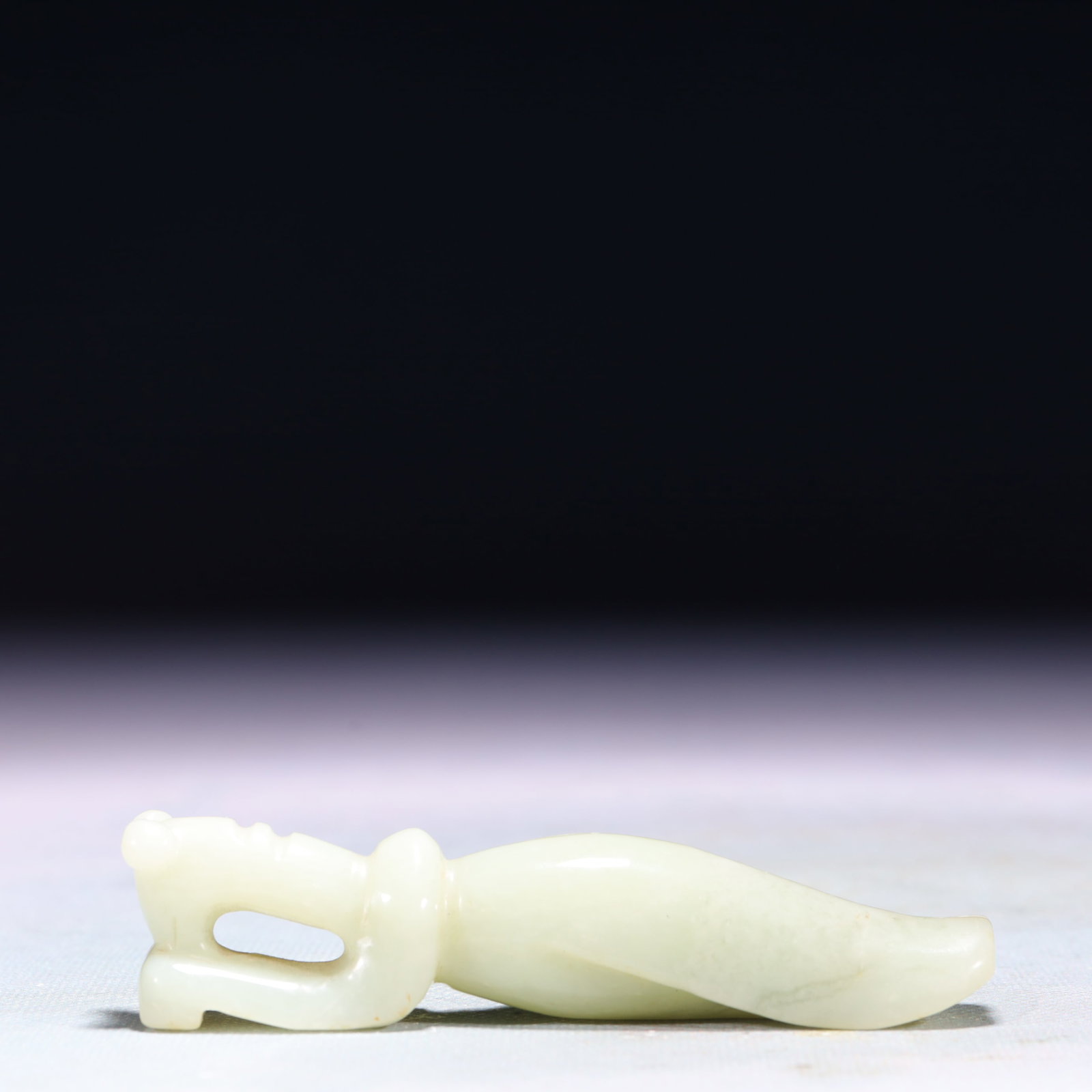 An Exquisite White Jade Beast Ornament: An Exquisite White Jade Beast Ornament,Qing Dynasty,China,Size:4.1inx1inx0.8in,Weight:77g 白玉兽摆件,中国清代