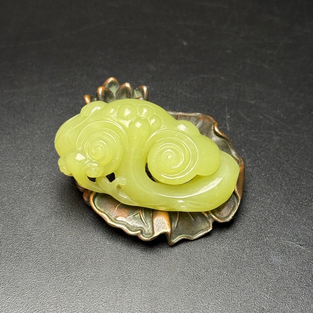 An Exquisite Yellow Jade Ganoderma lucidum Pendant: An Exquisite Yellow Jade Ganoderma lucidum Pendant,Qing Dynasty,China,Size:52mmx27mmx17mm,Weight:33g 黄玉灵芝挂件,中国清代