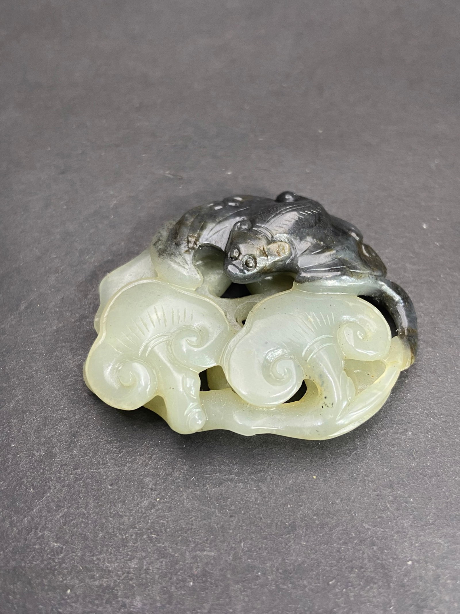 An Exquisite Black and White Jade Bats Ganoderma lucidum Pendant: An Exquisite Black and White Jade Bats Ganoderma lucidum Pendant,Qing Dynasty,China,Size:45.6mmx52.7mmx13mm,Weight:31g 黑白玉蝙蝠灵芝挂件,中