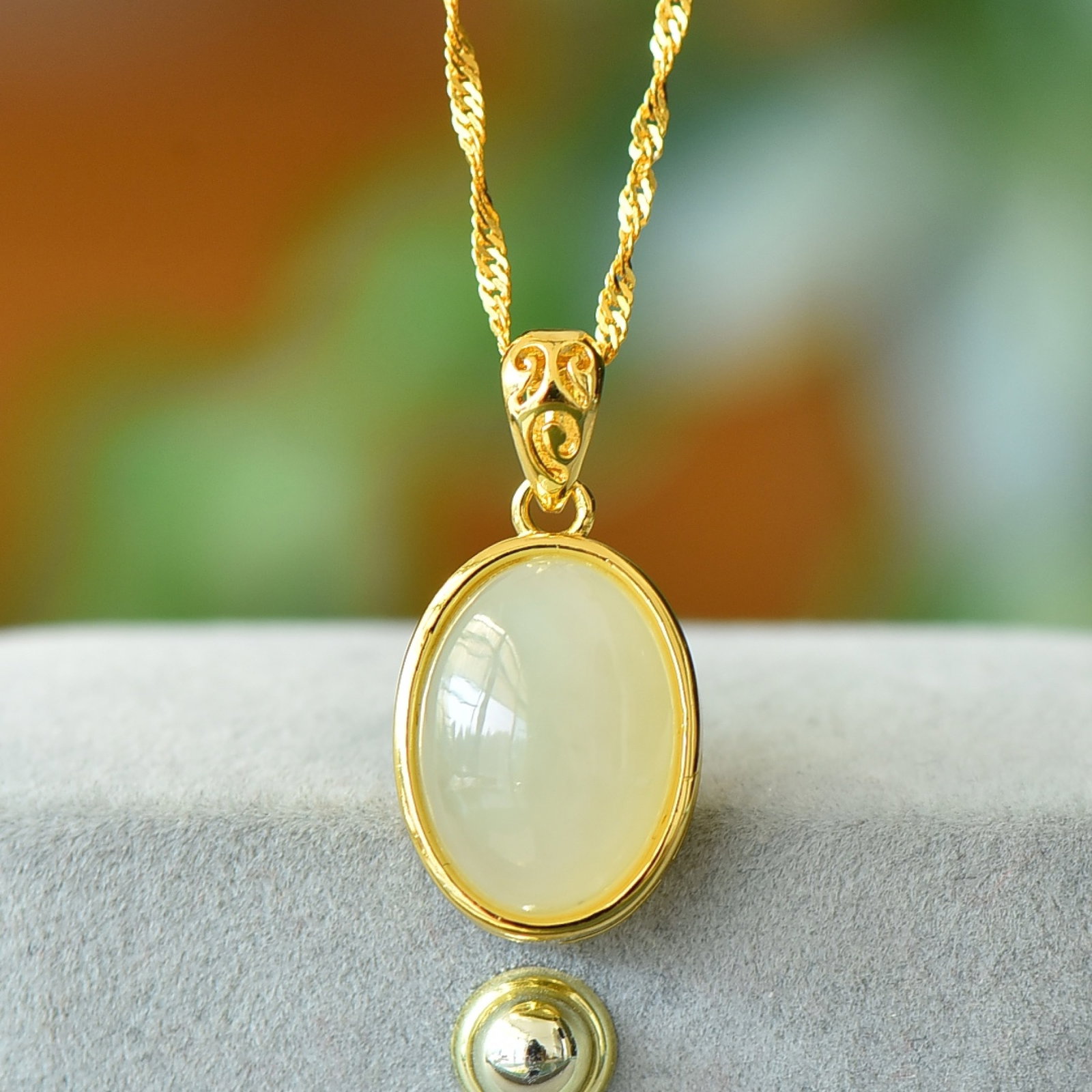 An Exquisite Bronze-Gold Plated Inlaid White Jade Necklace: An Exquisite Bronze-Gold Plated Inlaid White Jade Necklace,Size:10mmx14mm 铜镀金镶白玉项链