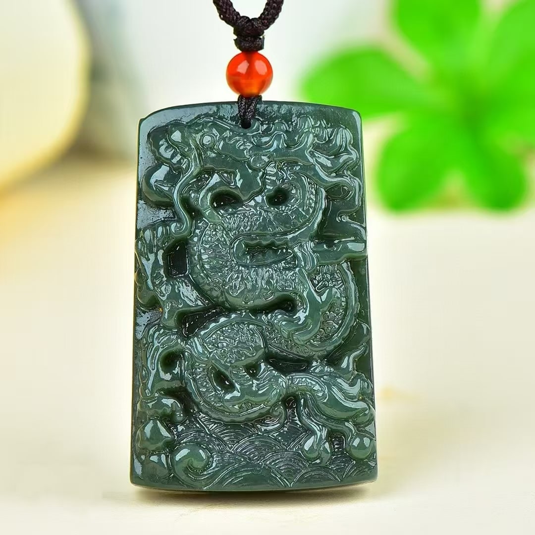 An Exquisite Sapphire Dragon Pattern Pendant: An Exquisite Sapphire Dragon Pattern Pendant,Size:51mmx31mm 寓意:寓意吉祥 龙行天下 青玉龙纹吊坠