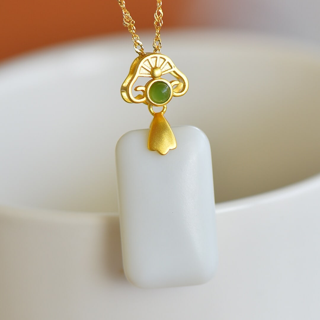 An Exquisite Sterling Silver-Gold Plated Inlaid White Jade Necklace,Inlaid Jasper: An Exquisite Sterling Silver-Gold Plated Inlaid White Jade Necklace,Inlaid Jasper,Size:15mmx25mm 纯银镀金镶白玉项链,嵌碧玉