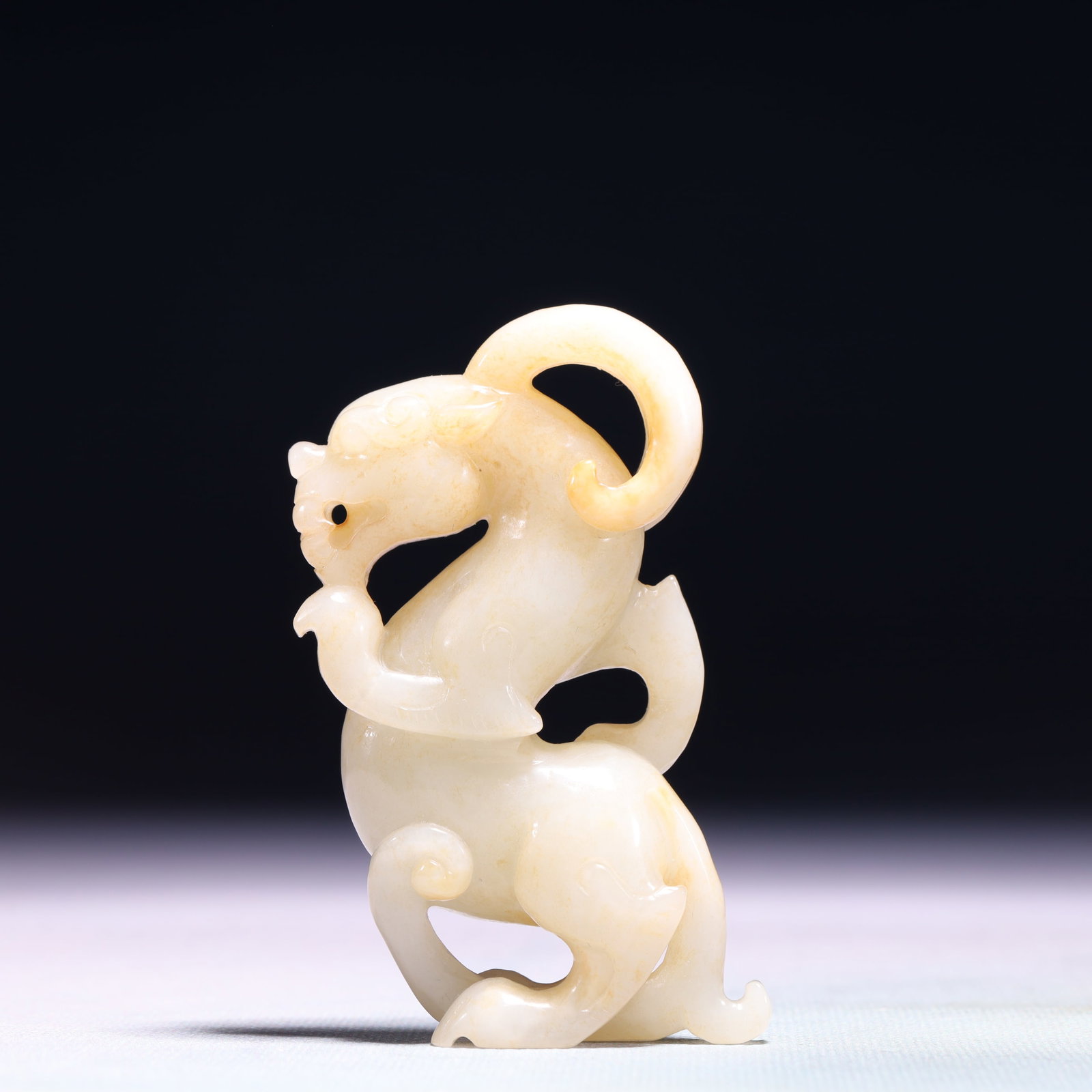 An Exquisite White Jade Dragon Ornament: An Exquisite White Jade Dragon Ornament,Qing Dynasty,China,Size:2inx1inx3.5in,Weight:135.9g 白玉龙摆件,中国清代