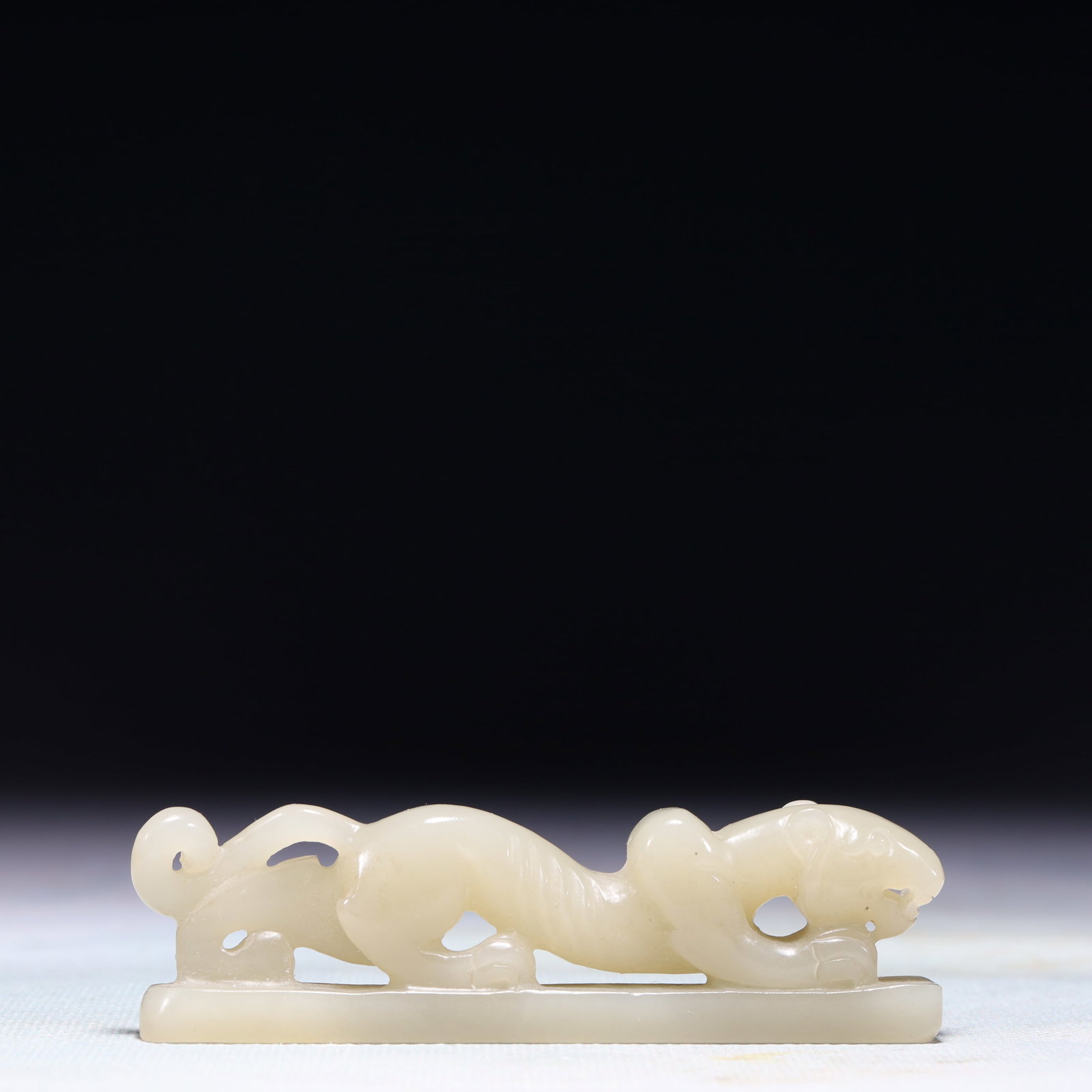 An Exquisite White Jade Beast Ornament: An Exquisite White Jade Beast Ornament,Qing Dynasty,China,Size:3.9inx0.6inx1in,Weight:70.9g 白玉兽摆件,中国清代