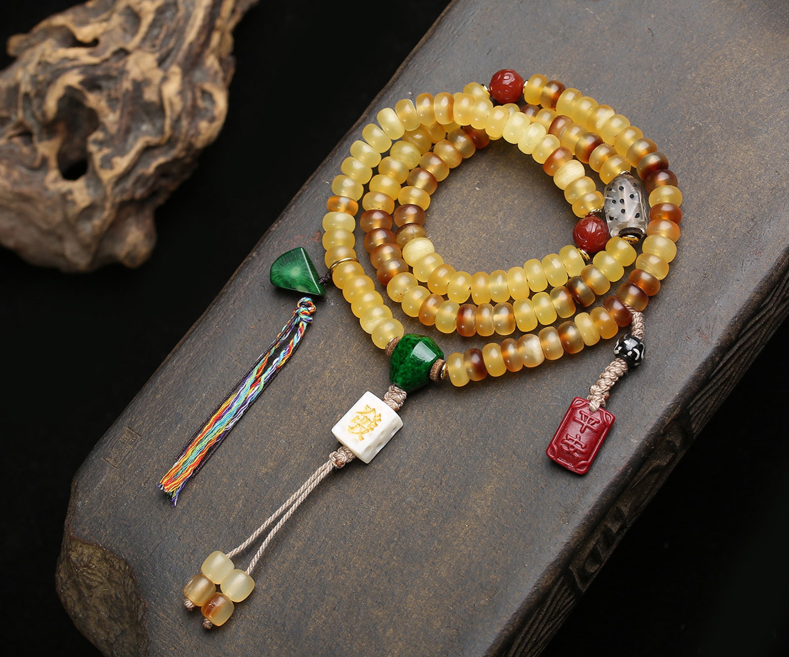 An Exquisite Bracelets,With Agate Cinnabar: An Exquisite Bracelets,With Agate Cinnabar,Size:9.5mmx5mm,Weight:57g 手串,配玛瑙朱砂