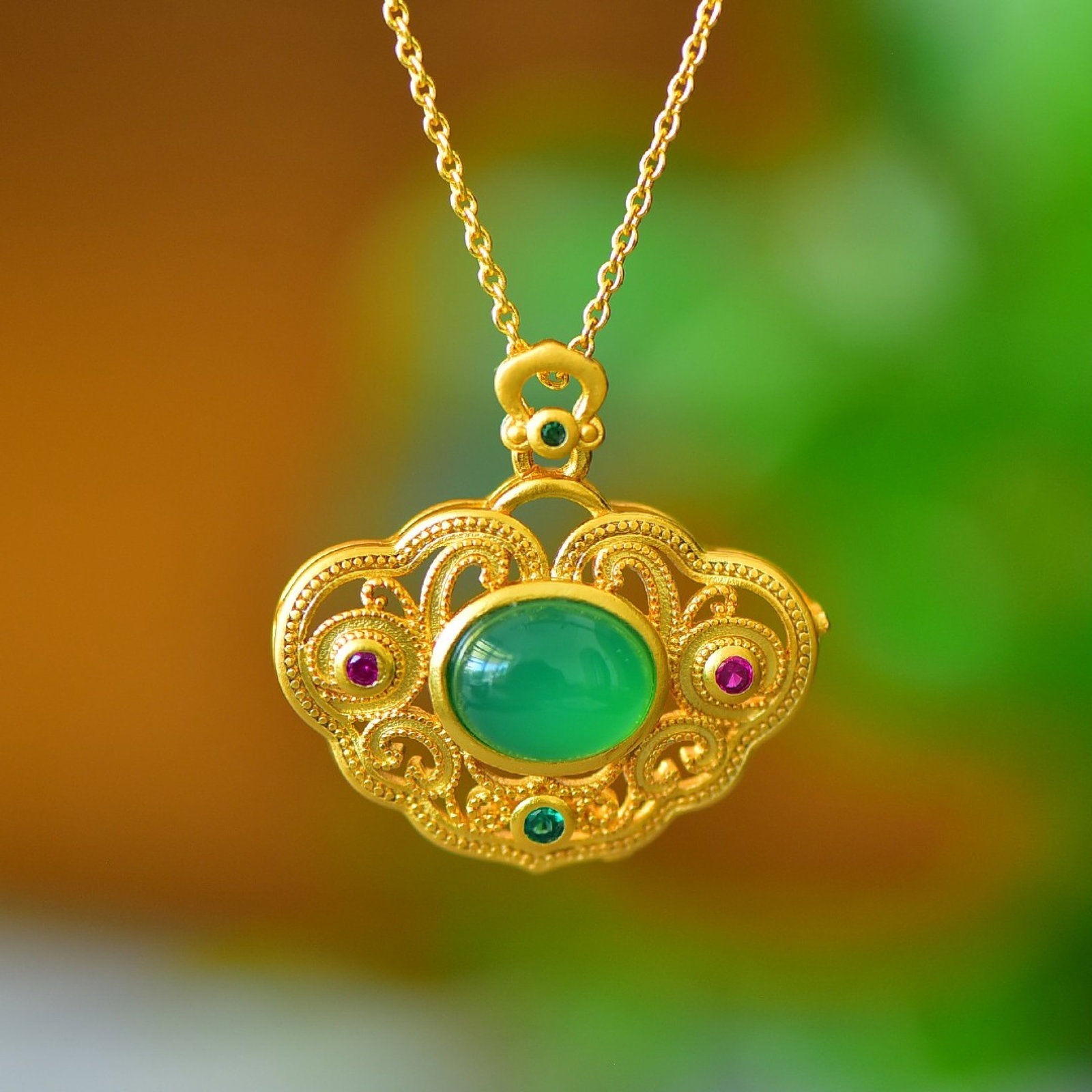 An Exquisite Pendant,Inlaid Diamond: An Exquisite Pendant Size:8mmx10mm 吊坠