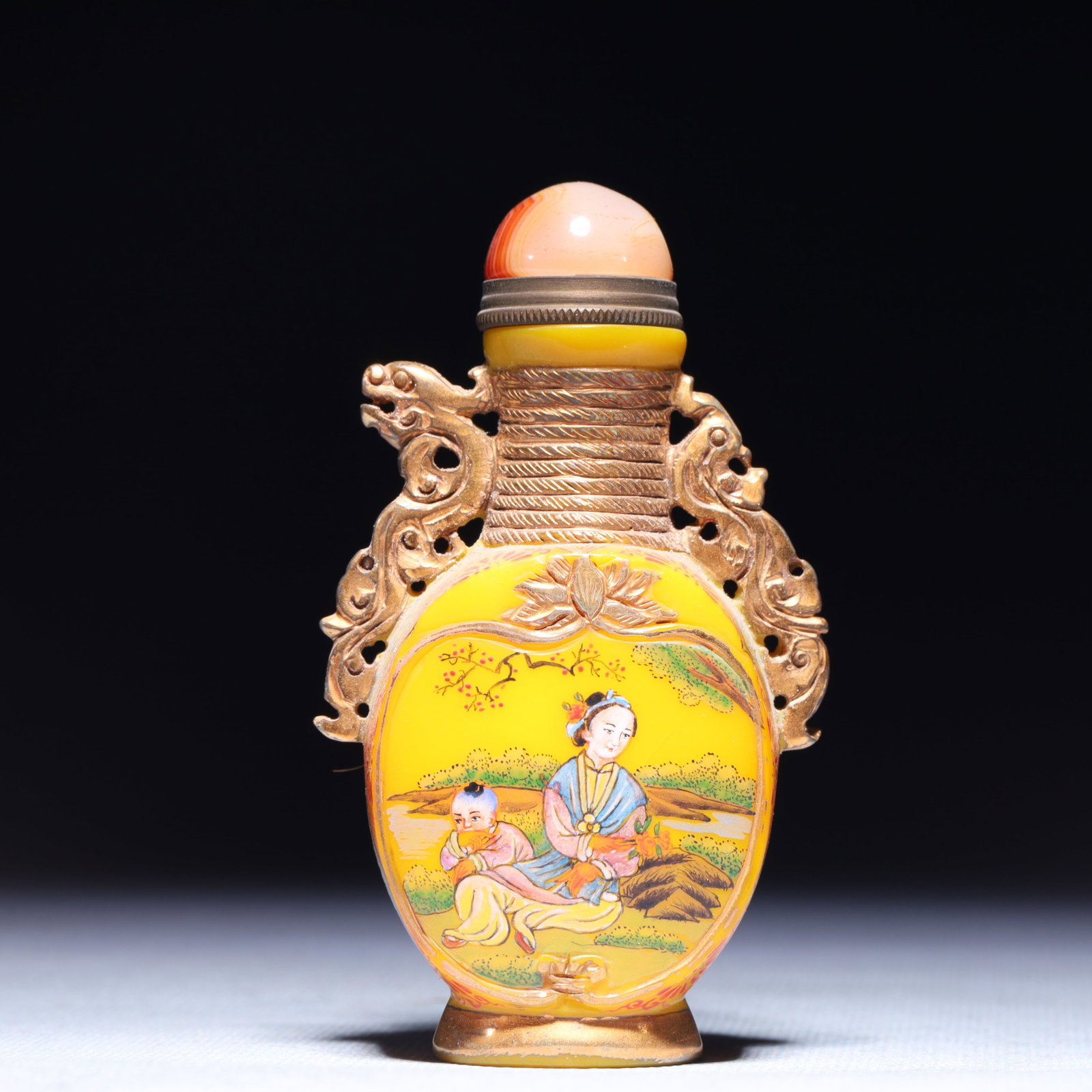An Exquisite Glass Figure Pattern Snuff Bottle: An Exquisite Glass Figure Pattern Snuff Bottle,Qing Dynasty,China,Qianlong Four-character Mark,Size:2inx1inx3.5in,Weight:134g 琉璃人物纹鼻烟壶,中&