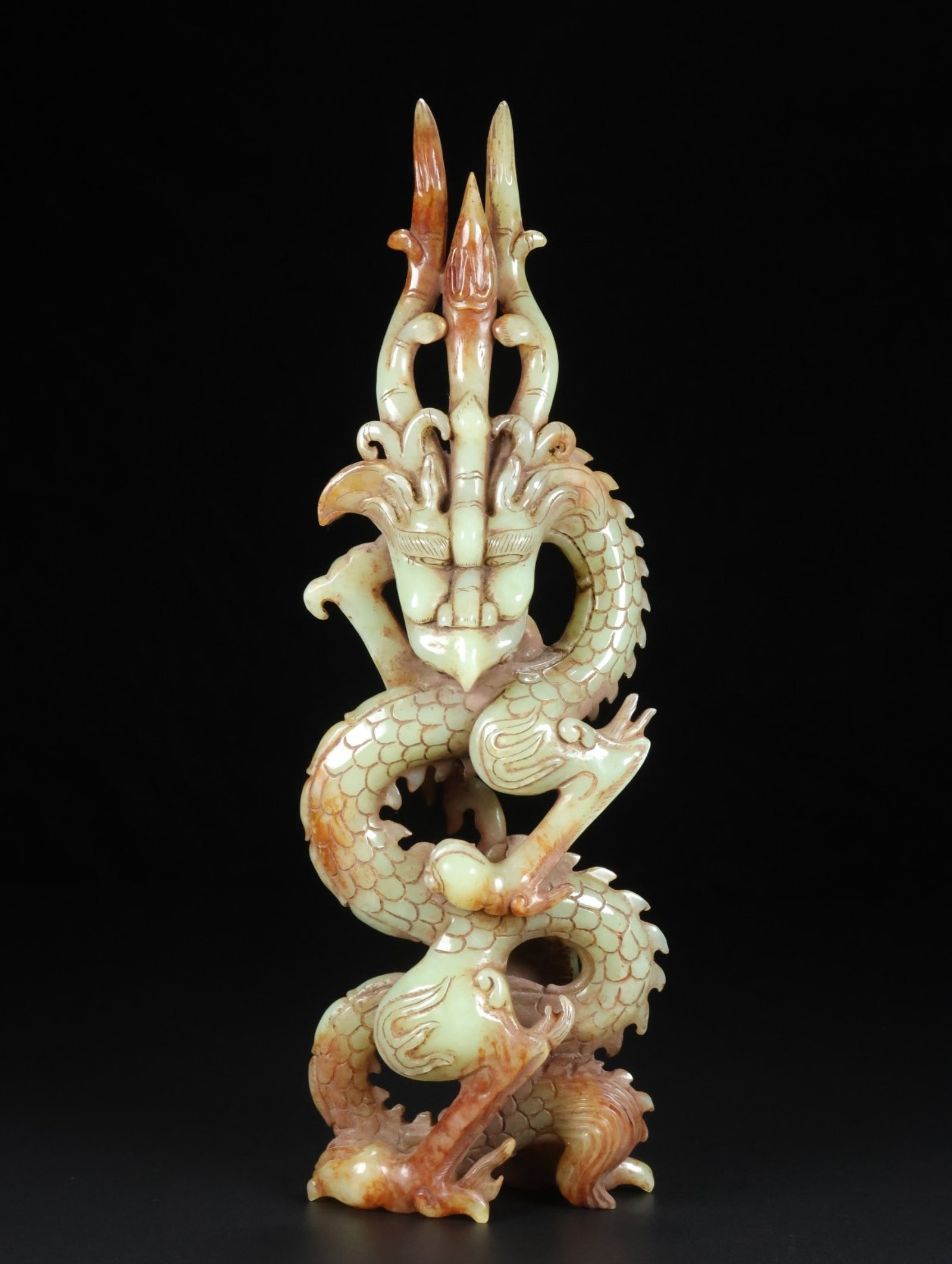An Exquisite White Jade Dragon Ornament: An Exquisite White Jade Dragon Ornament,Qing Dynasty,China,Size:3.5inx2inx10.2in,Weight:516g 白玉龙摆件,中国清代