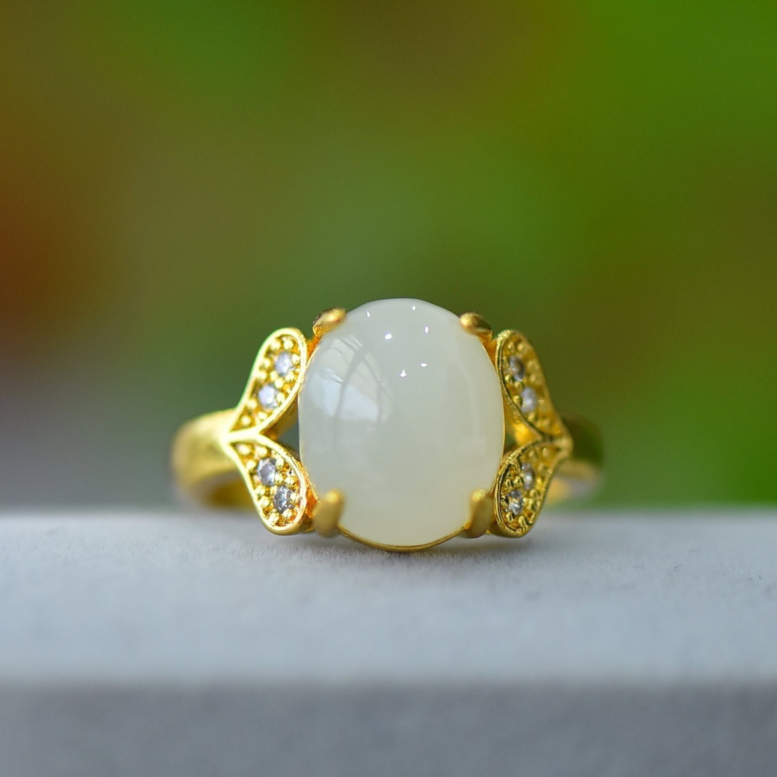 An Exquisite Bronze-Gold Plated Inlaid White Jade Ring,Inlaid Diamond: An Exquisite Bronze-Gold Plated Inlaid White Jade Ring,Inlaid Diamond,Size:10mmx12mm 铜镀金镶白玉戒指,嵌钻石