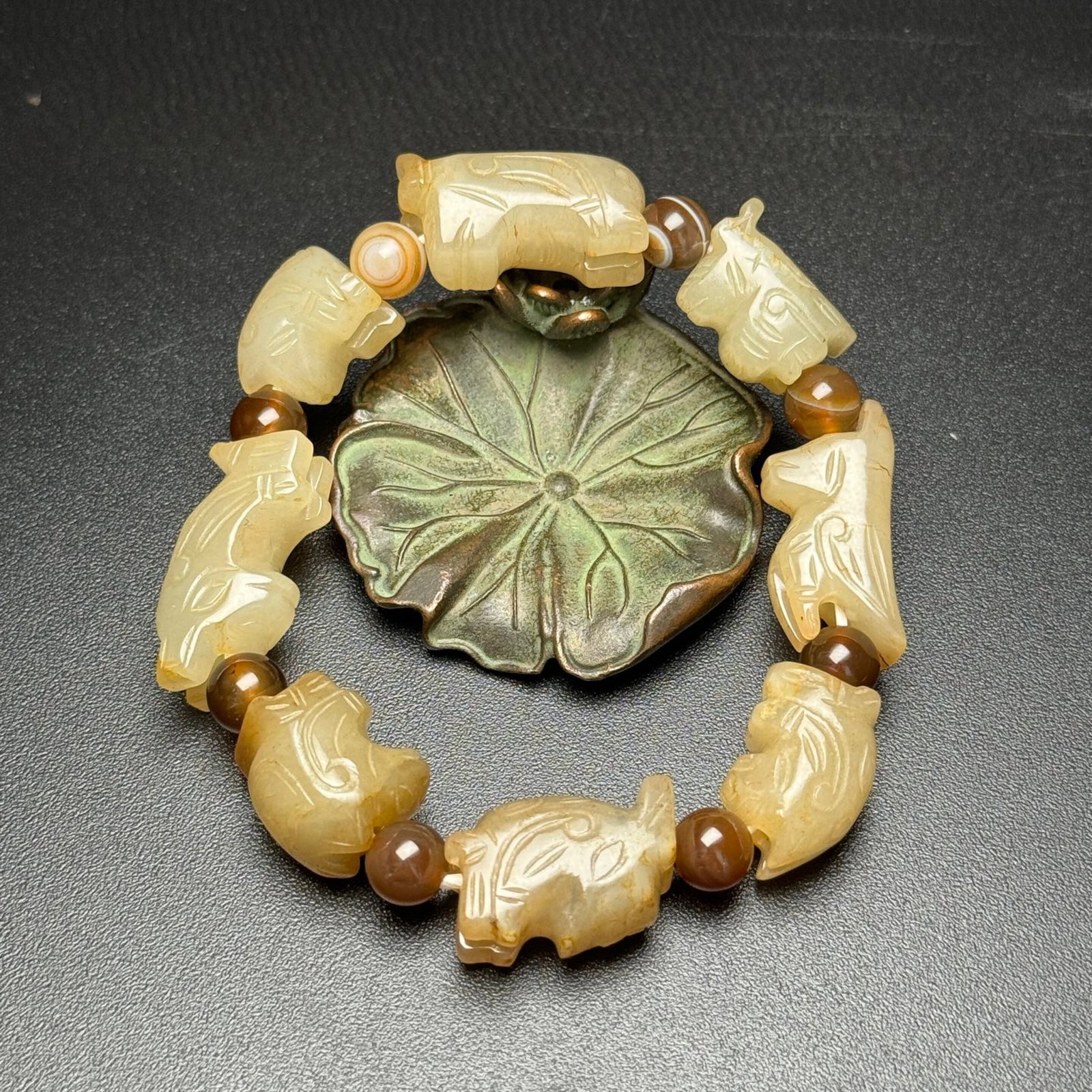 An Exquisite White Jade Bracelets: An Exquisite White Jade Bracelets,Qing Dynasty,China,Size:23mmx16mmx12mm,Total Weight:58g 白玉手串,中国清代