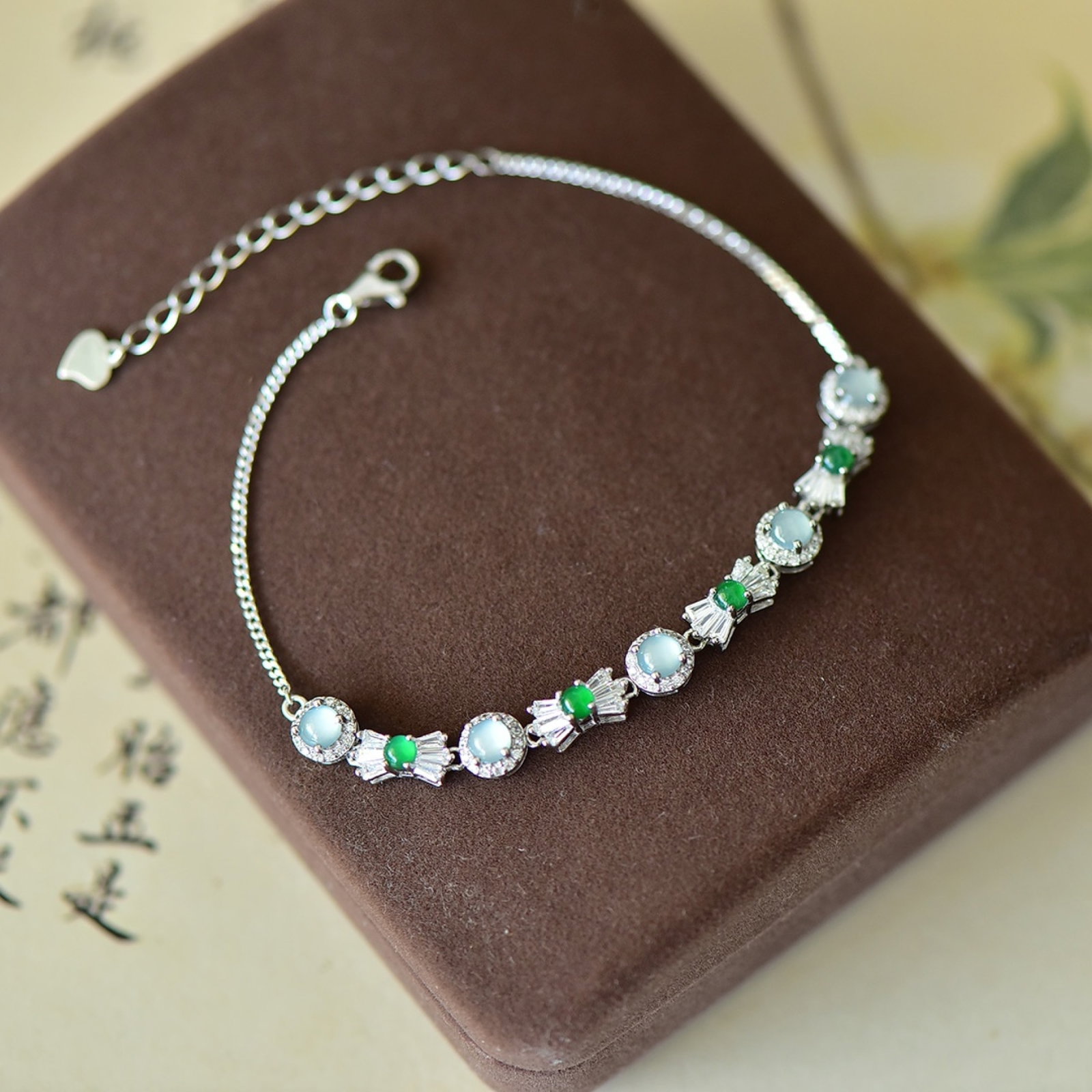 An Exquisite Sterling Silver Inlaid Jadeite Bracelets,Inlaid Diamond: An Exquisite Sterling Silver Inlaid Jadeite Bracelets,Inlaid Diamond,Size:4mmx4mm 纯银镶翡翠手链,嵌钻石