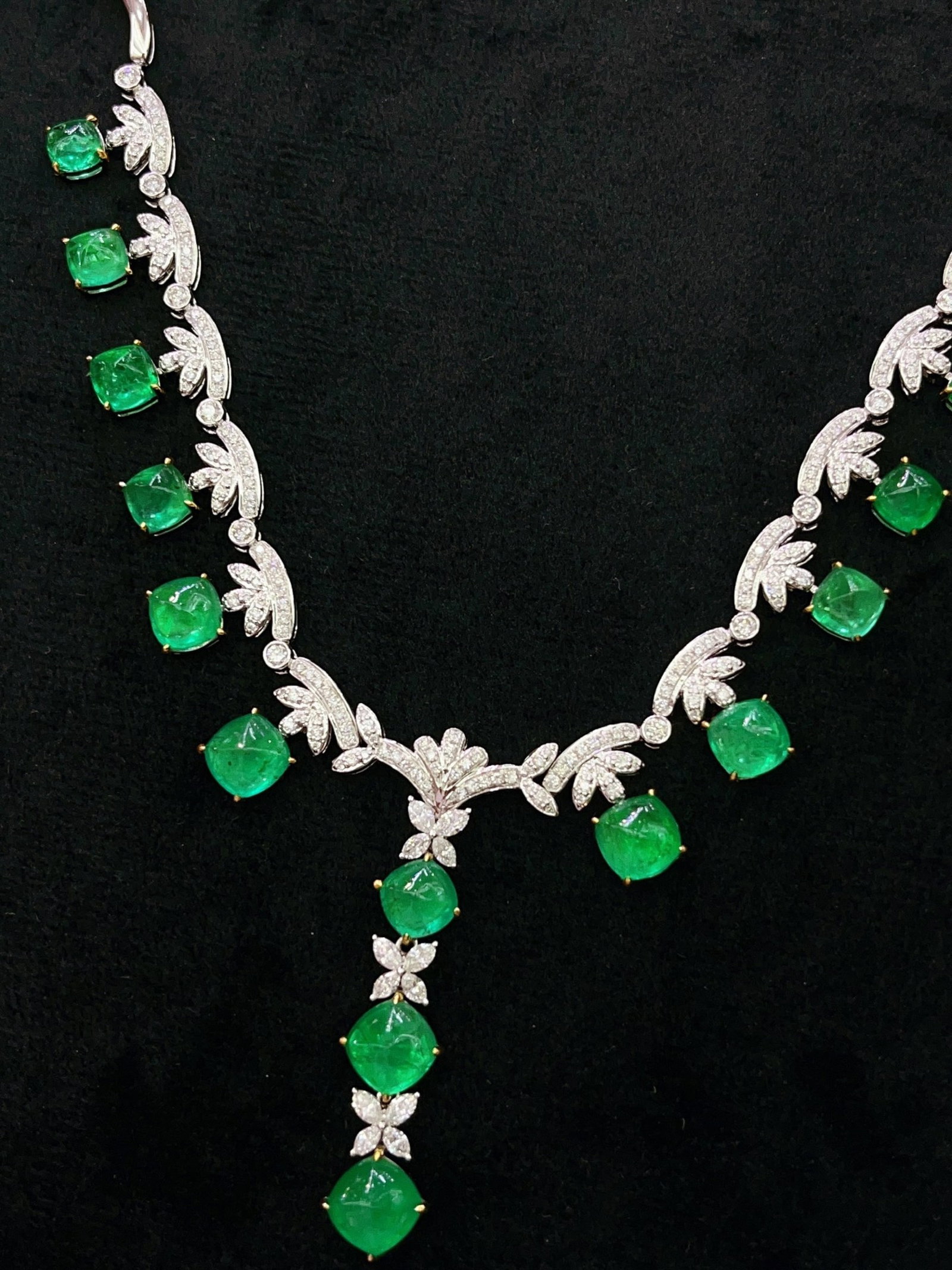 A Exquisite 18k Gold Inlaid 22.05ct Vivid Green Necklace,Inlaid Diamond: A Exquisite 18k Gold Inlaid 22.05ct Vivid Green Necklace,Inlaid Diamond,Total Weight:36.79g 18k金镶 22.05ct 祖母绿项链,嵌钻石