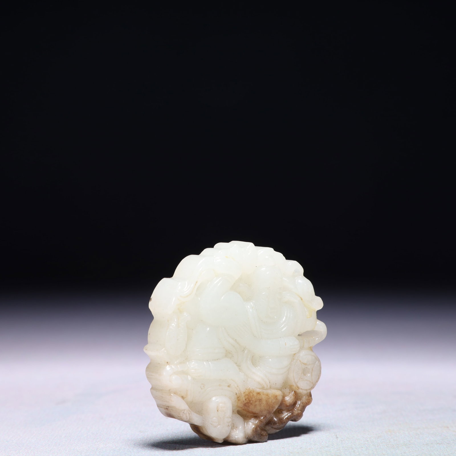 An Exquisite White Jade Figure Pattern Pendant - 3