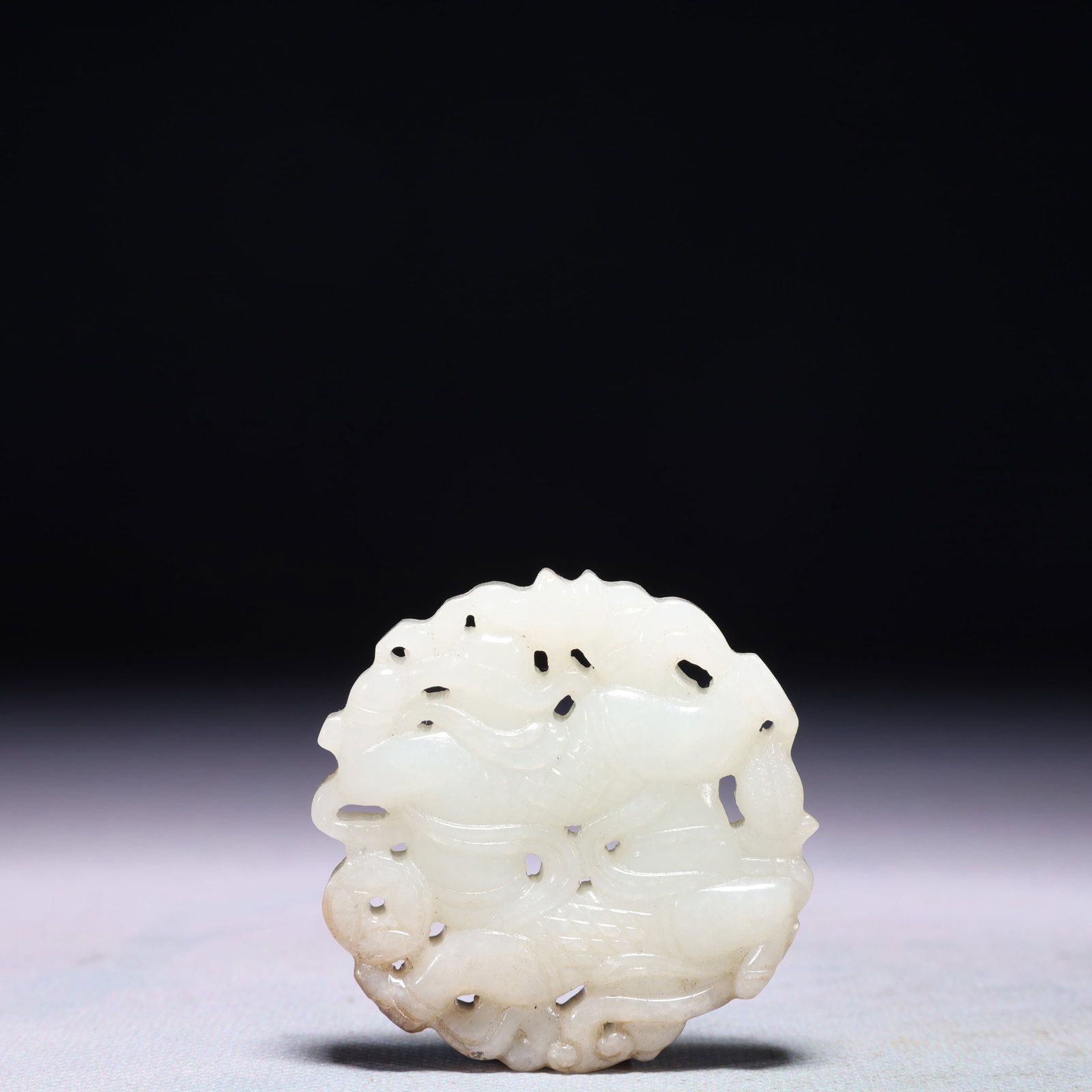 An Exquisite White Jade Figure Pattern Pendant - 4