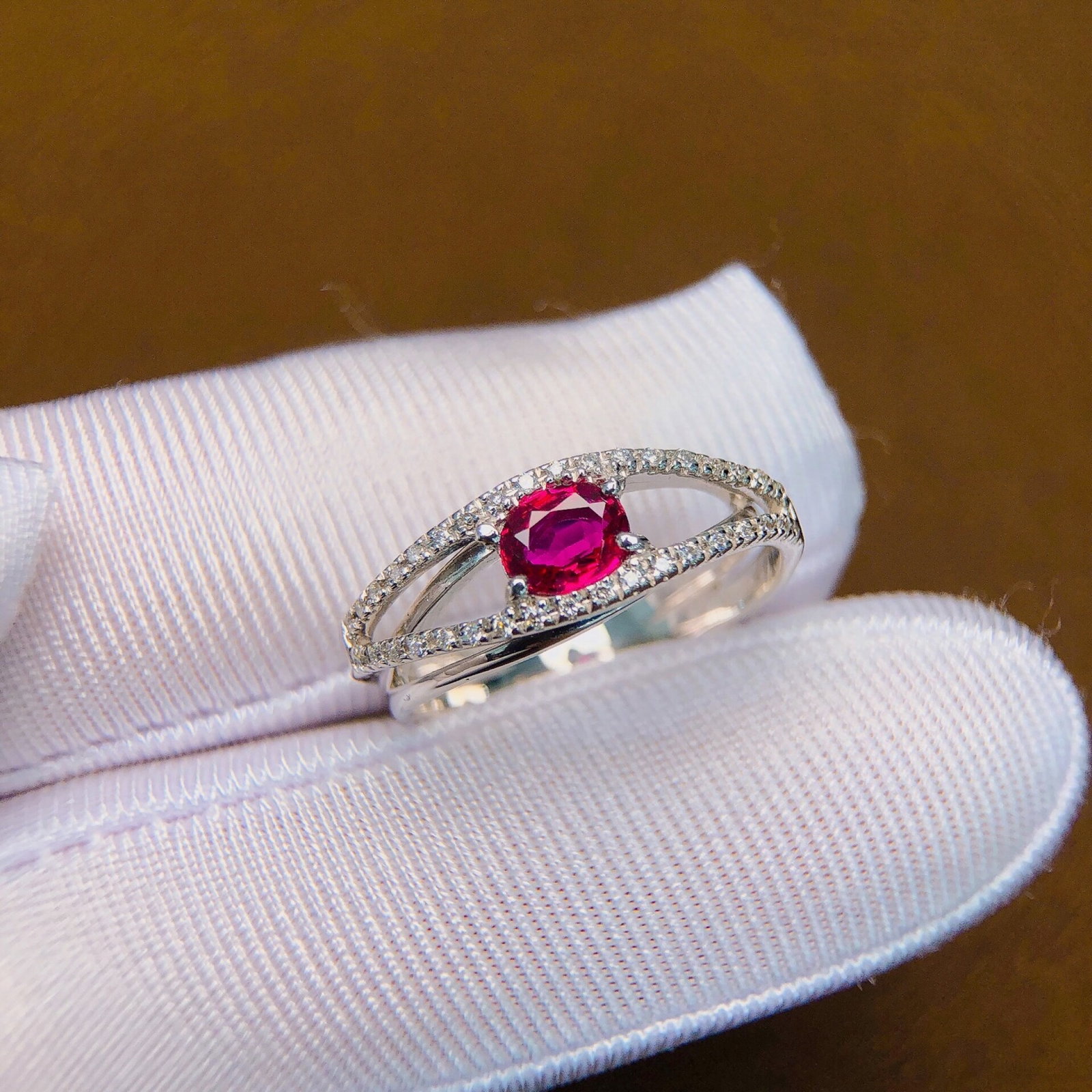 0.52Ctw Sterling Silver Inlaid Natural Ruby Ring: 0.52Ctw Sterling Silver Inlaid Natural Ruby Ring,Size:5.2mmx4.5mm 0.52Ctw纯银嵌天然红宝石戒指