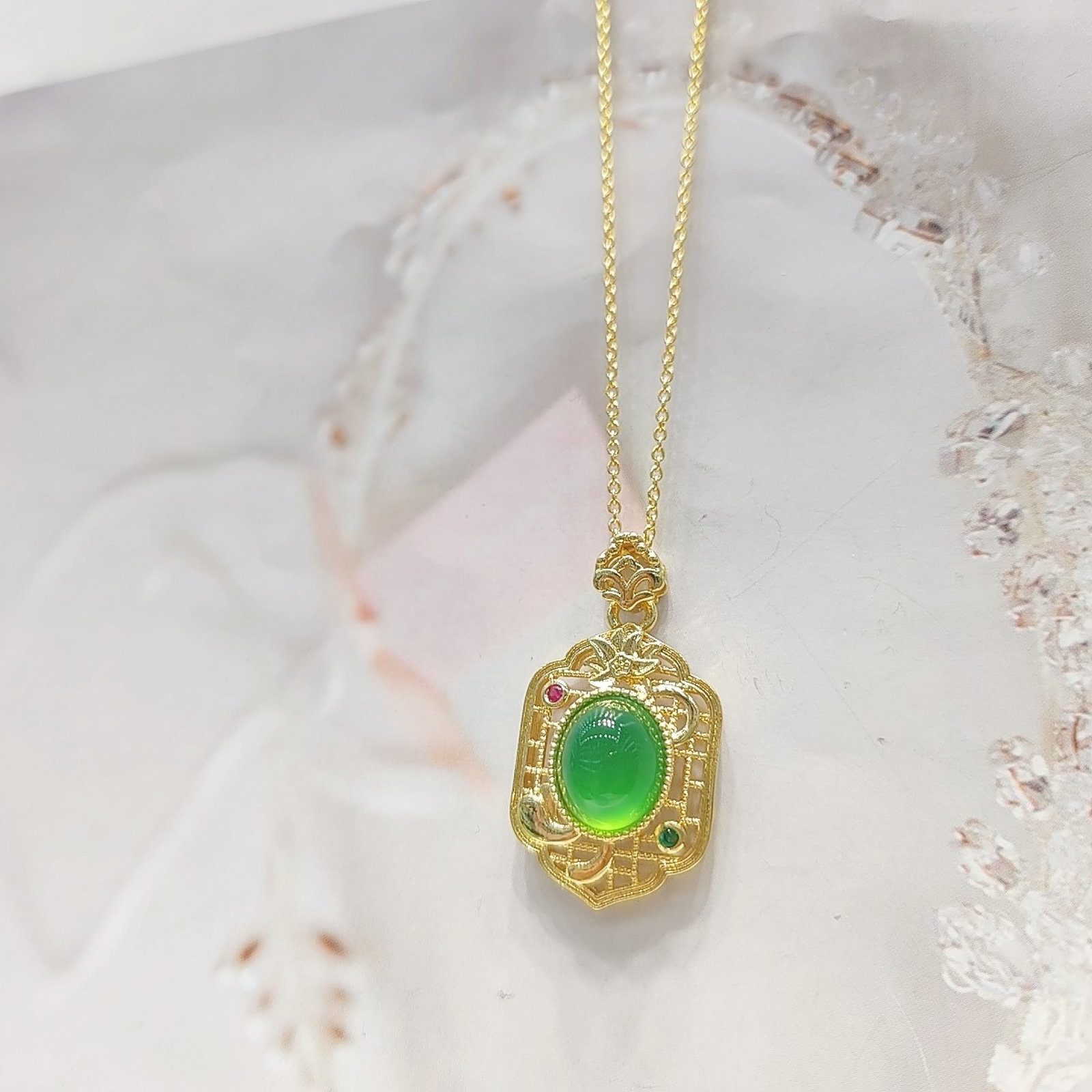 An Exquisite Pendant,Inlaid Diamond: An Exquisite Pendant Size:10mmx12mm 吊坠
