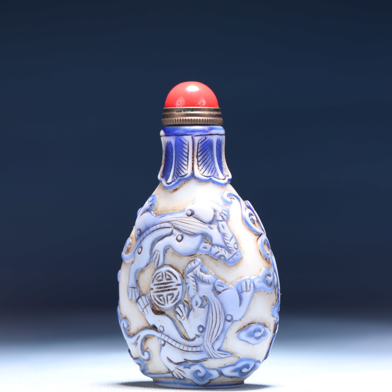 An Exquisite Glass Auspicious Beast Pattern Snuff Bottle - 2