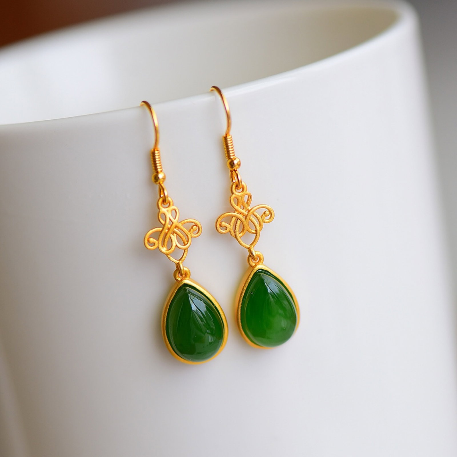 A Pair of Exquisite Sterling Silver-Gold Plated Inlaid Jasper Earrings: A Pair of Exquisite Sterling Silver-Gold Plated Inlaid Jasper Earrings,Size:8mmx12mm 一对纯银镀金镶碧玉耳环