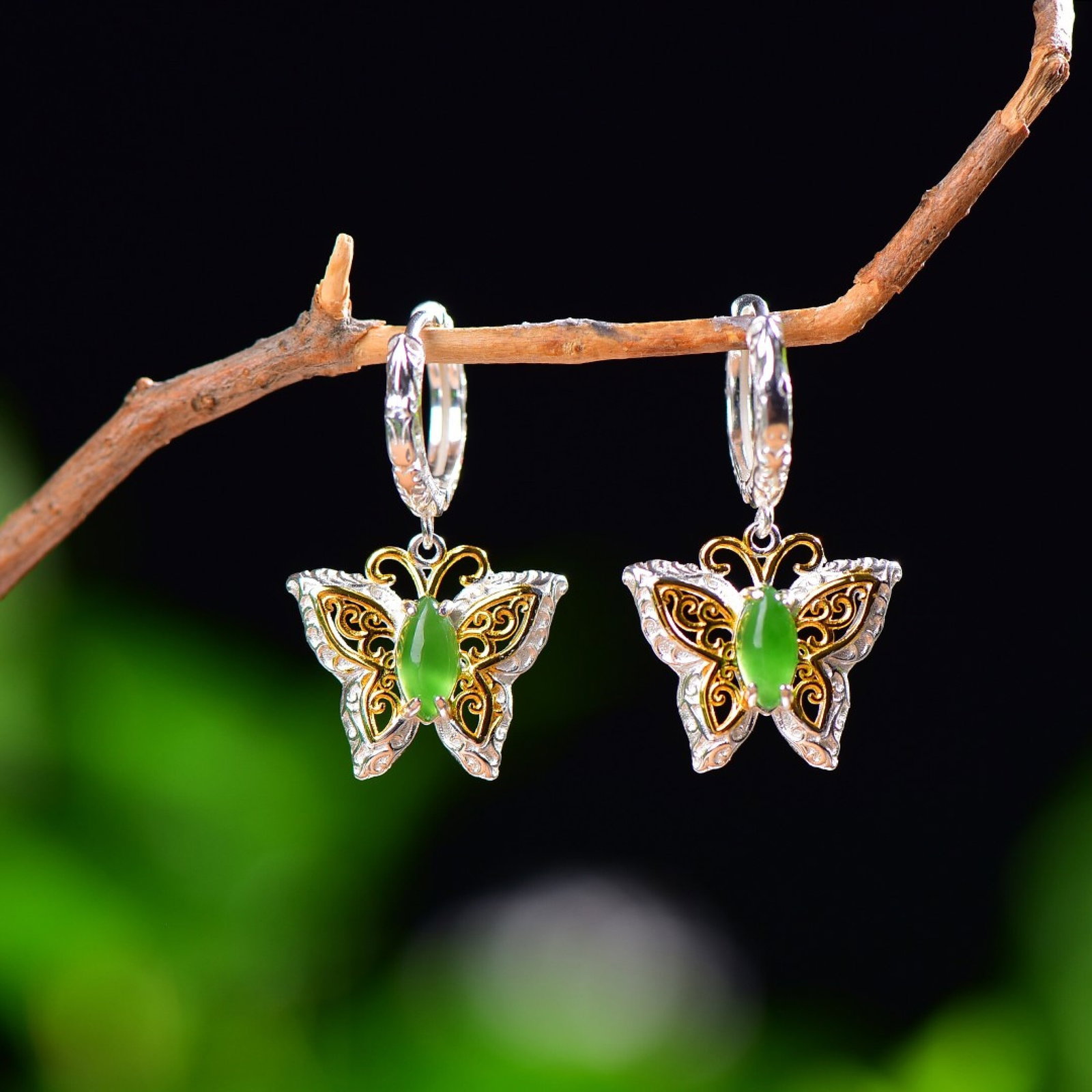 A Pair of Exquisite Sterling Silver-Gold Plated Inlaid Jasper Earrings: A Pair of Exquisite Sterling Silver-Gold Plated Inlaid Jasper Earrings,Size:4mmx8mm 一对纯银镀金镶碧玉耳环
