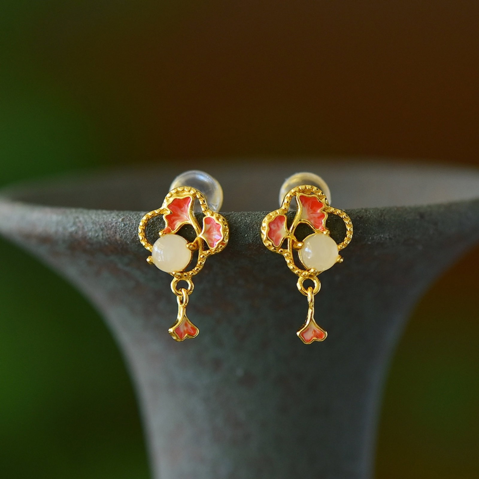 A Pair of Exquisite Sterling Silver-Gold Plated Inlaid White Jade Enamel Earrings: A Pair of Exquisite Sterling Silver-Gold Plated Inlaid White Jade Enamel Earrings,Size:4mmx4mm 一对纯银镀金镶白玉珐琅耳环