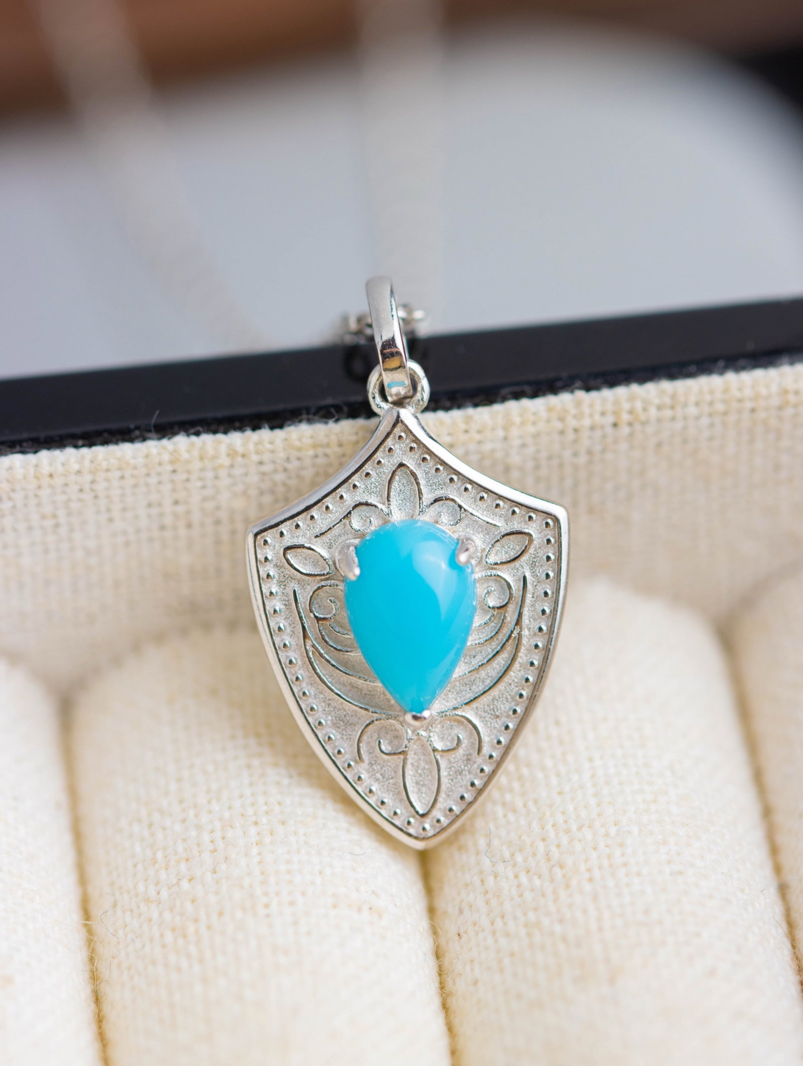 An Exquisite Sterling Silver Inlaid Turquoise Pendant: An Exquisite Sterling Silver Inlaid Turquoise Pendant 纯银镶绿松石吊坠
