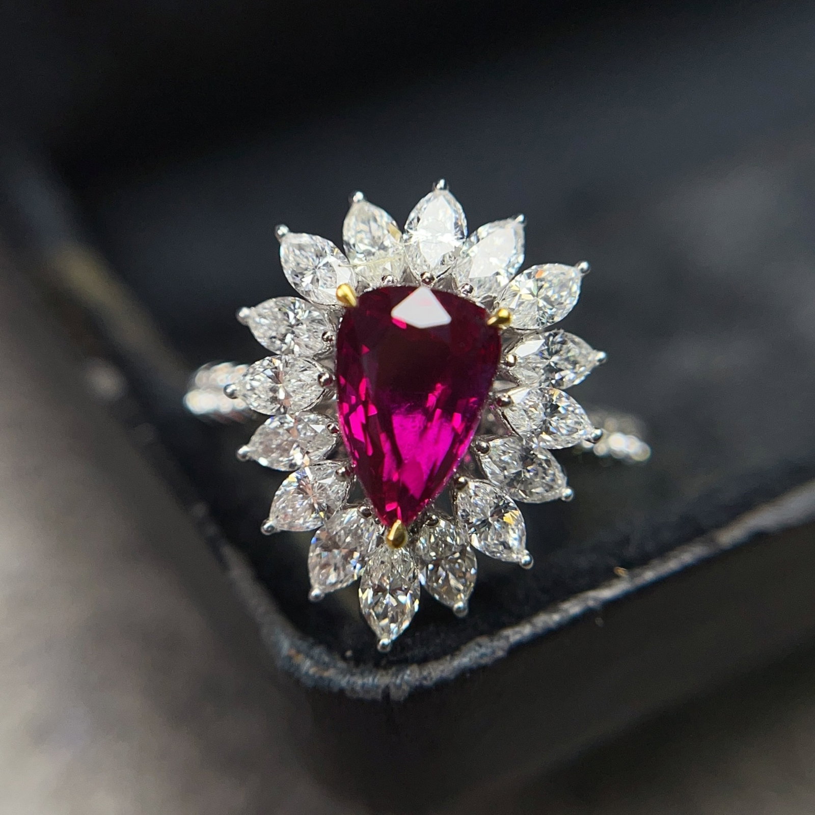 A Exquisite 18k Gold Inlaid 2.05ct Natural Ruby and 1.881ct Diamond Ring: A Exquisite 18k Gold Inlaid 2.05ct Natural Ruby and 1.881ct Diamond Ring,Total Weight:6.43g 18k金镶 2.05ct 天然红宝石和 1.881ct