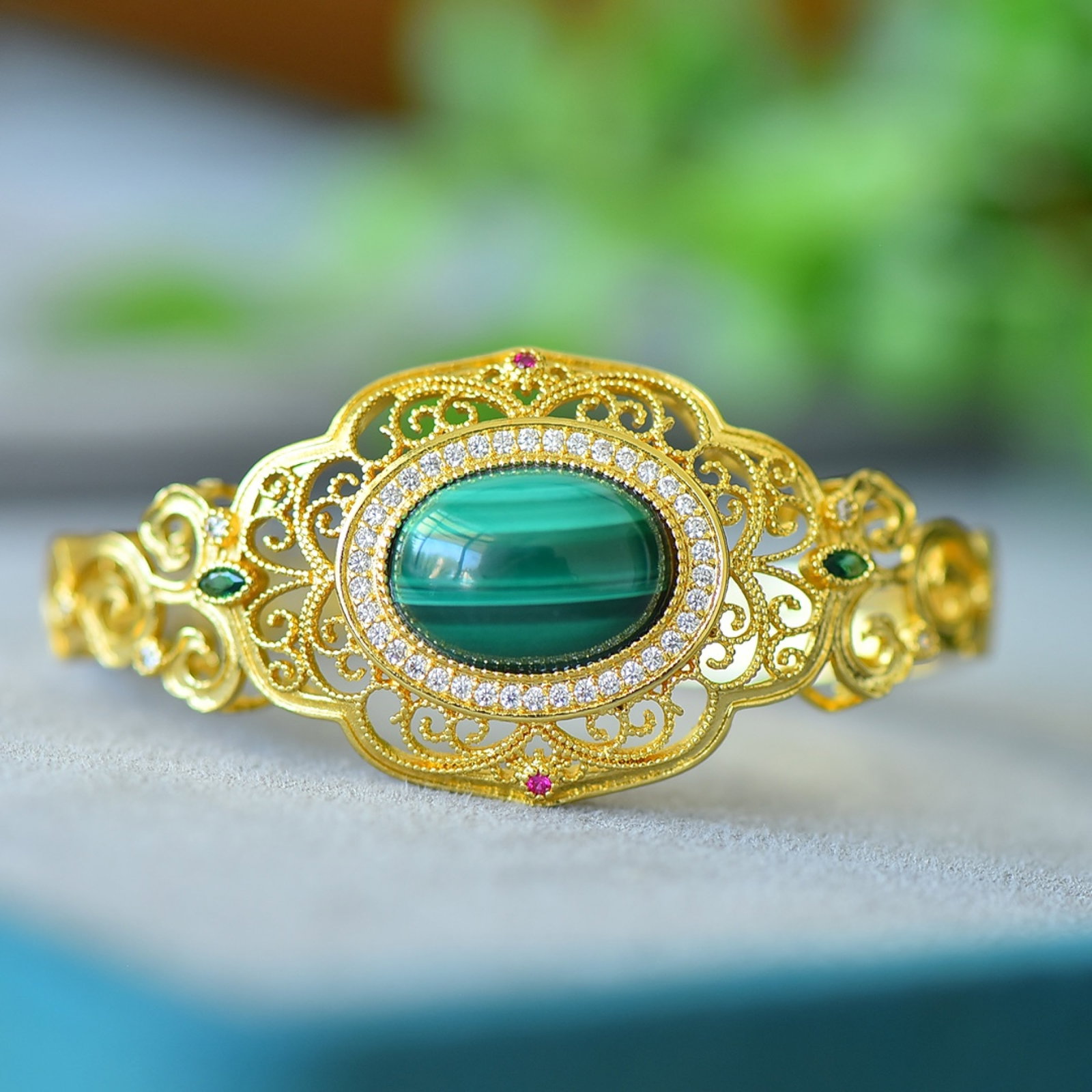 An Exquisite Bronze-Gold Plated Inlaid Malachite Bracelet,Inlaid Diamond: An Exquisite Bronze-Gold Plated Inlaid Malachite Bracelet,Inlaid Diamond,Size:13mmx18mm 铜镀金镶孔雀石手镯,嵌钻石