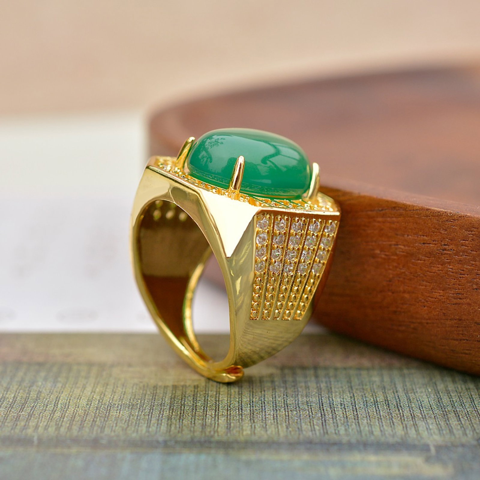 An Exquisite Ring,Inlaid Diamond: An Exquisite Ring Size:12mmx16mm 戒指