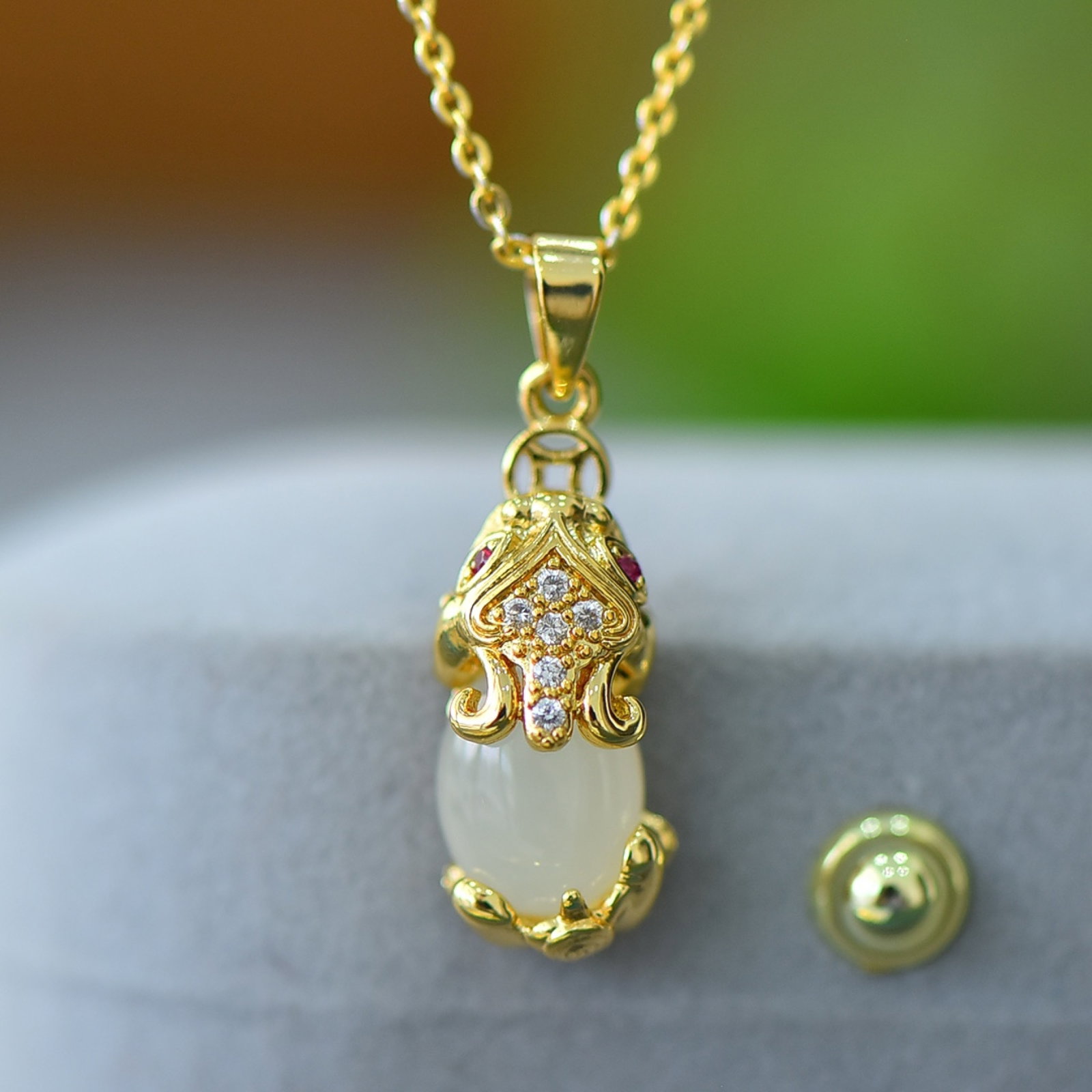 An Exquisite Bronze-Gold Plated Inlaid White Jade Wealth-Attracting Creature Necklace,Inlaid Diamond (1 of 5)