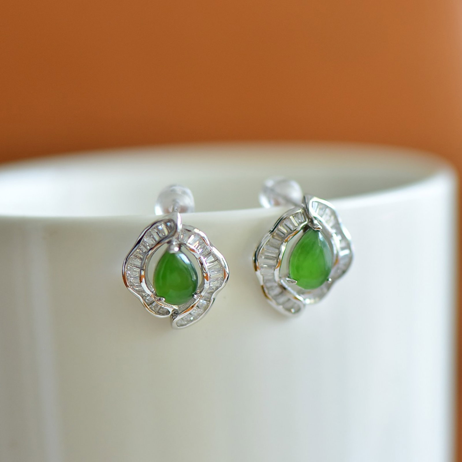 A Pair of Exquisite Sterling Silver Inlaid Jasper Earrings,Inlaid Diamond: A Pair of Exquisite Sterling Silver Inlaid Jasper Earrings,Inlaid Diamond,Size:6mmx9mm 一对纯银镶碧玉耳钉,嵌钻石