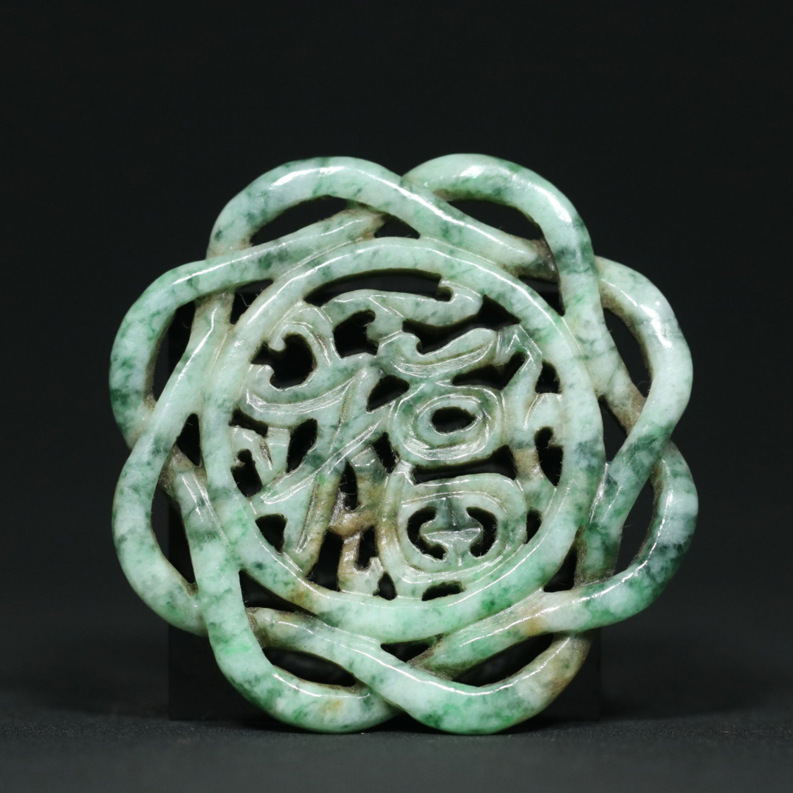 An Exquisite Jadeite Flower Pattern Pendant (1 of 9)