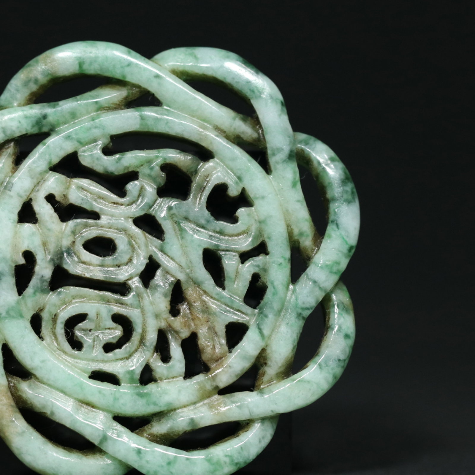An Exquisite Jadeite Flower Pattern Pendant - 9