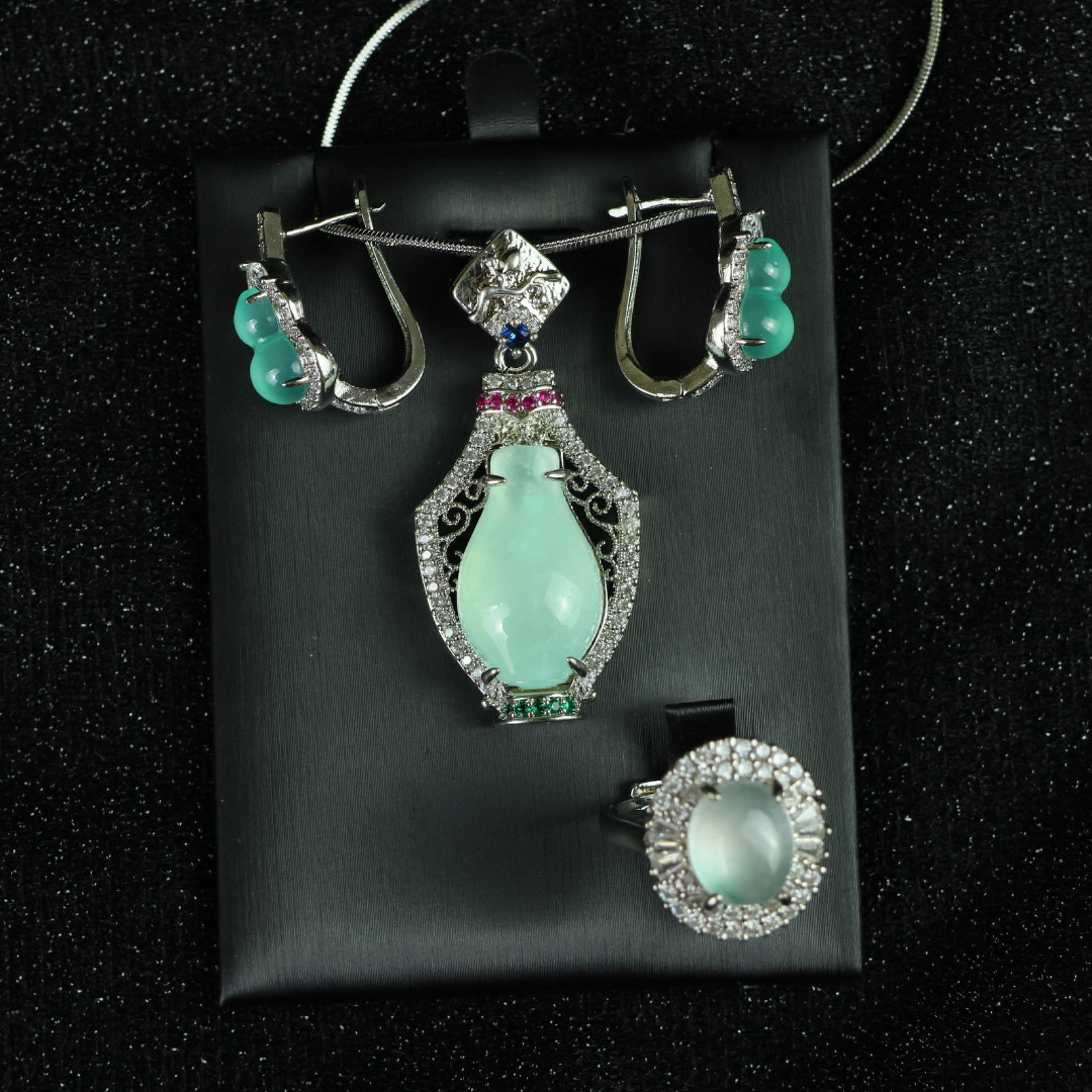 A Set of Fine Jewelry: A Set of Fine Jewelry 一套精美的首饰